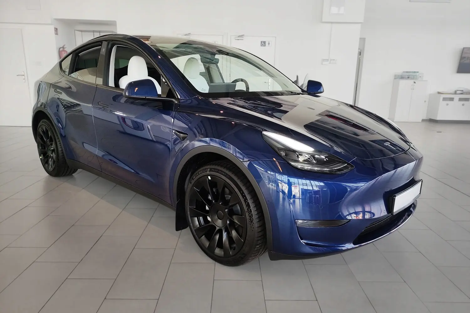 Bakfangerbeskytter Tesla Model Y 2020 - 2025  │ Chrome Steel Edition Image 8