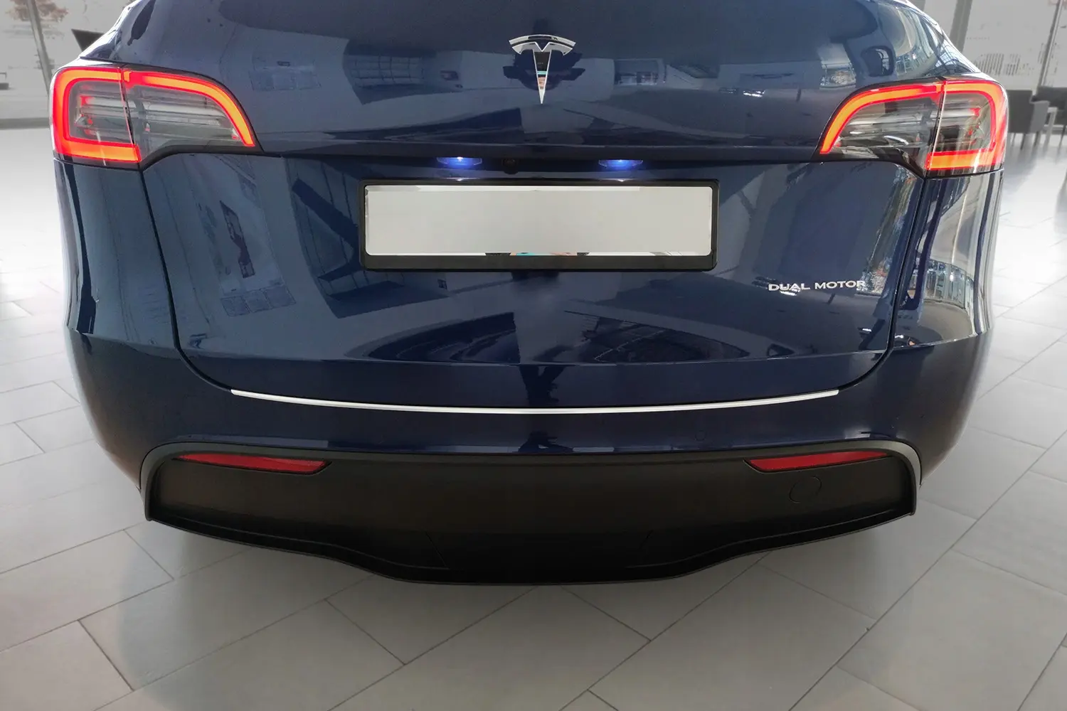Bakfangerbeskytter Tesla Model Y 2020 - 2025  │ Chrome Steel Edition Image 9