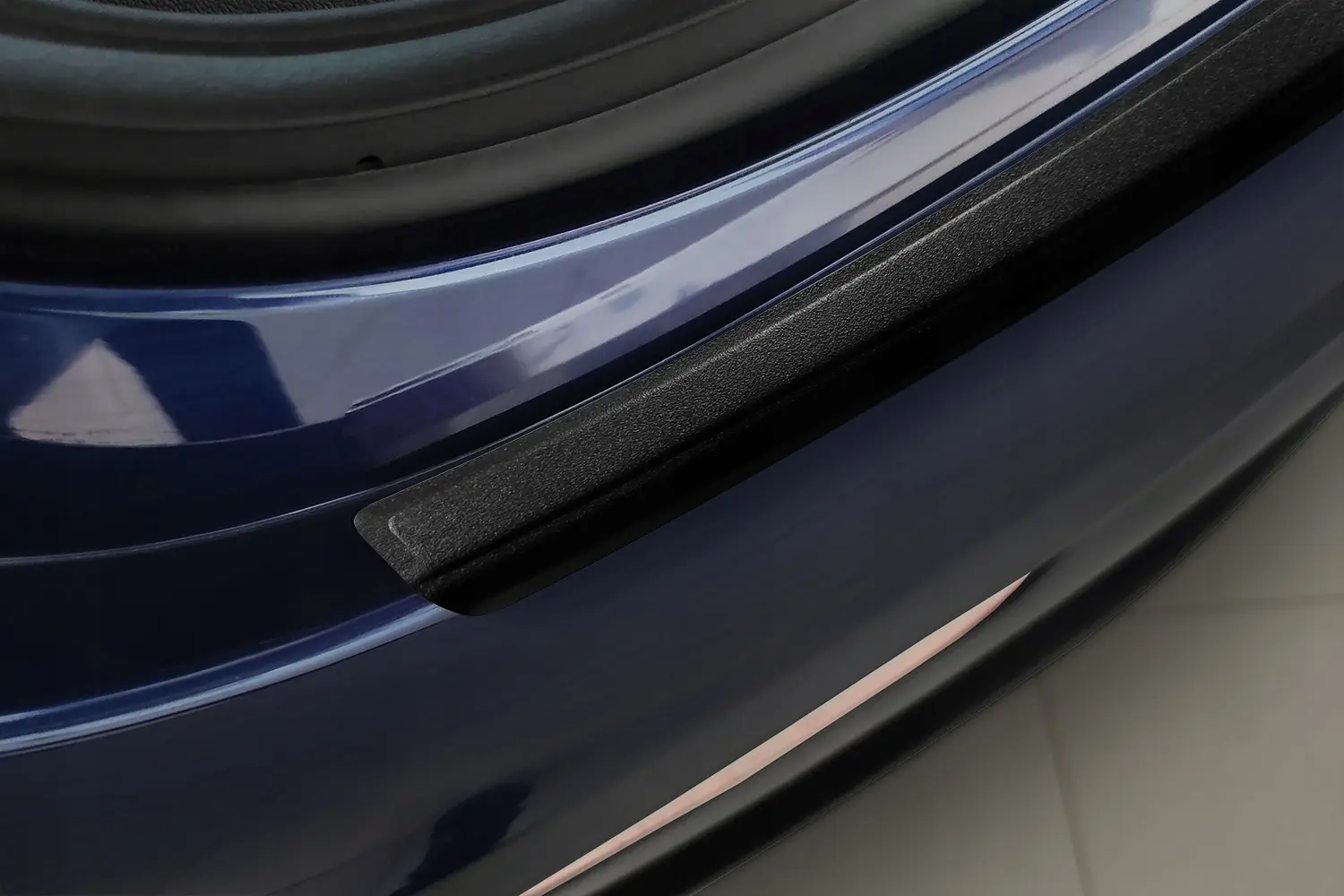 Bakfangerbeskytter Tesla Model Y 2020 ->  │ Black Matt Edition – bilde 3