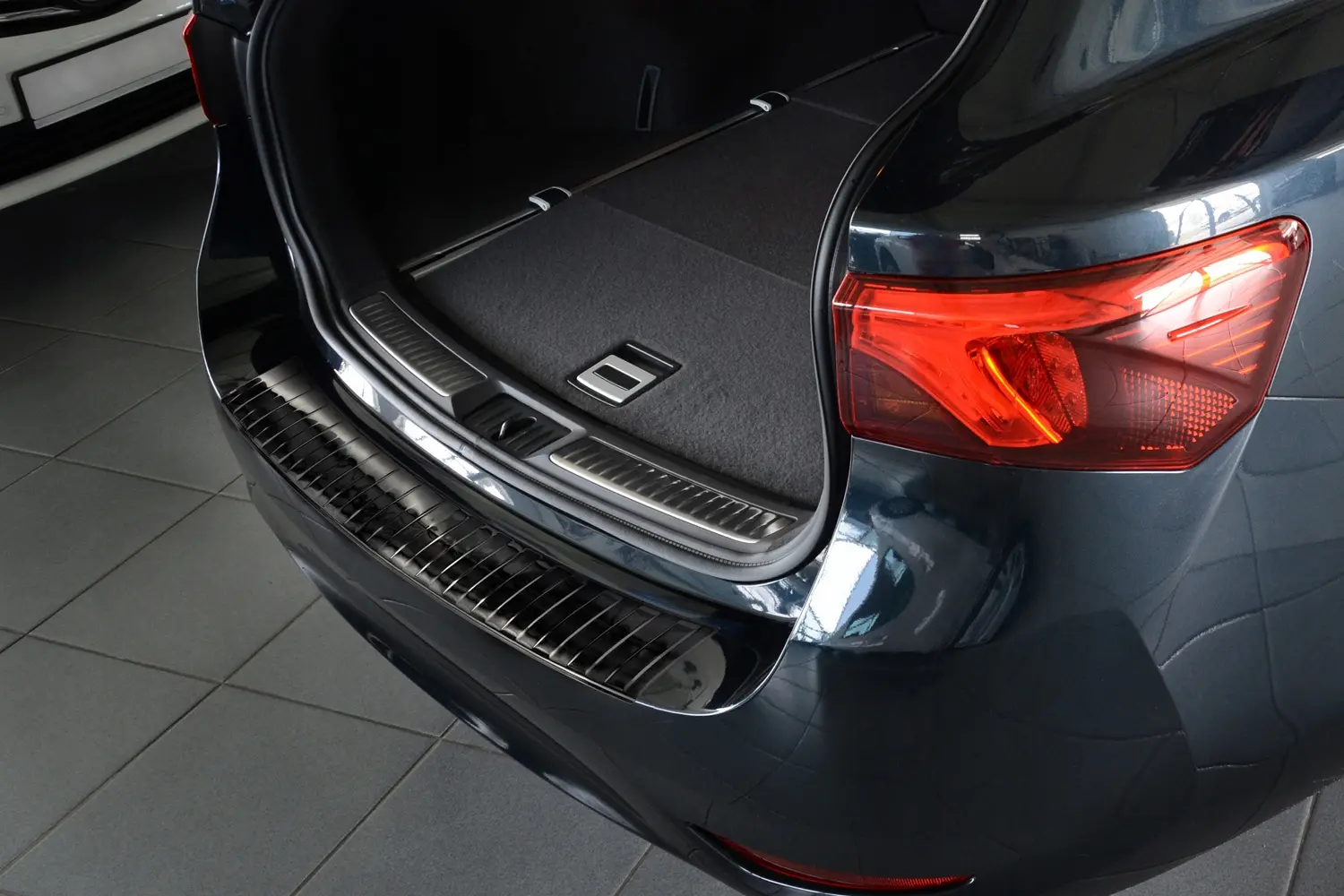 Bakfangerbeskytter Toyota Avensis III (T27) Facelift 2012 - 2018 – bilde 2