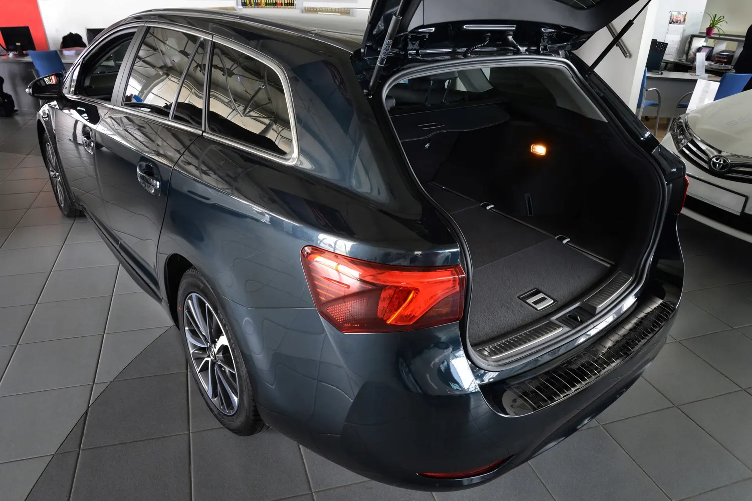 Bakfangerbeskytter Toyota Avensis III (T27) Facelift 2012 - 2018 – bilde 3