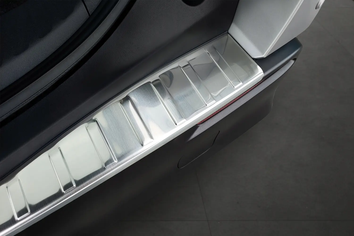 Bakfangerbeskytter Toyota bZ4X 2022 -> │ Chrome Edition – bilde 3