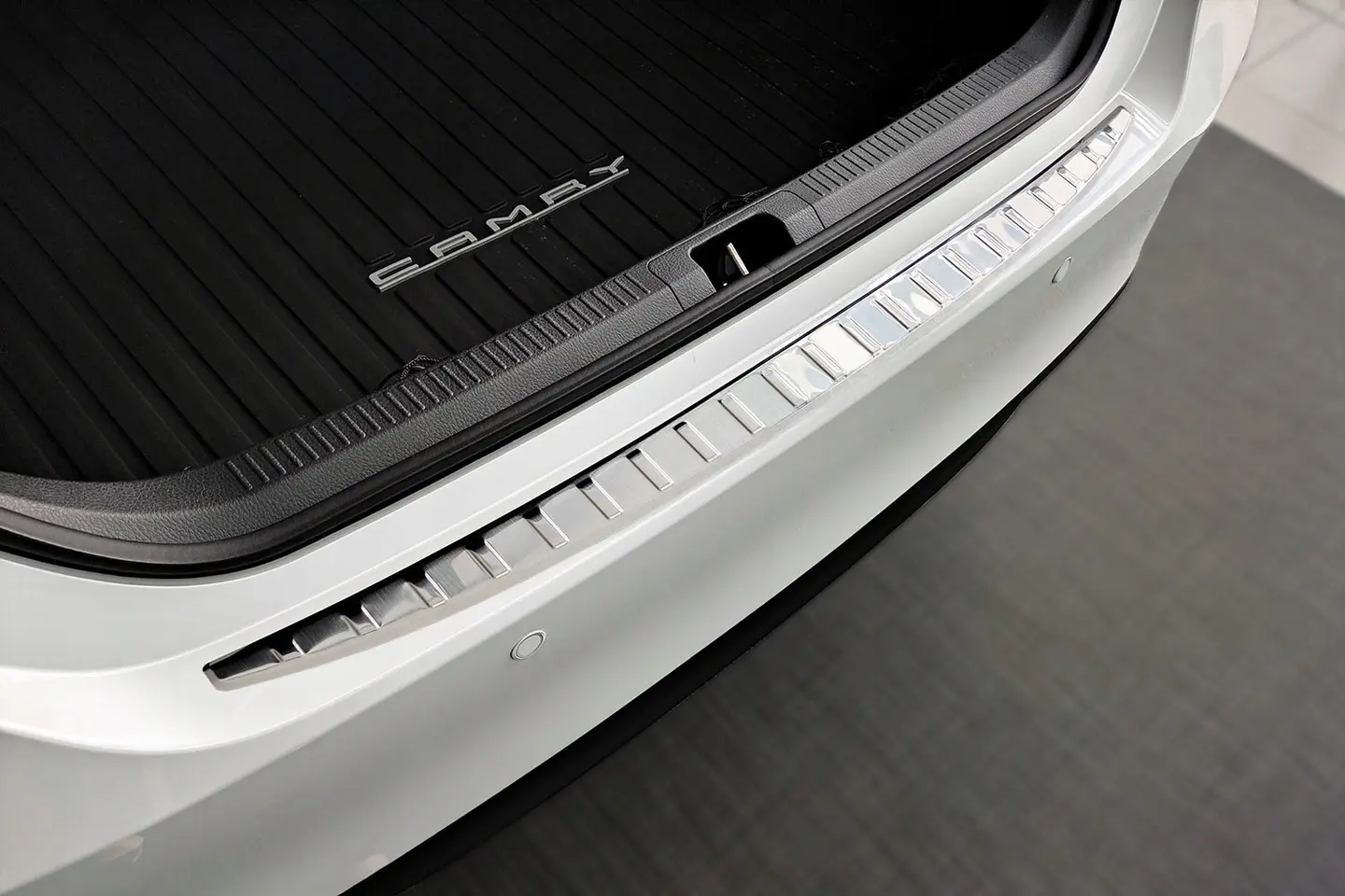 Bakfangerbeskytter Toyota Camry VIII (XV70) 2017 - 2023 │ Silver Edition