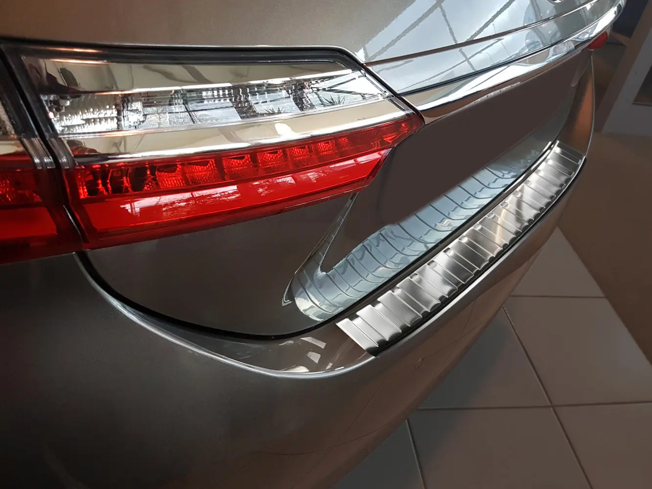 Bakfangerbeskytter Toyota Corolla XI Sedan Facelift 2016 - 2019 │ Silver Edition
