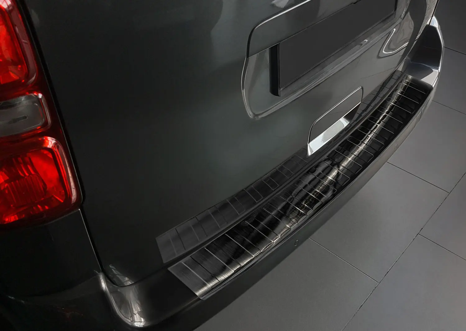 Bakfangerbeskytter Toyota Proace Verso II 2016 -> │ Peugeot Traveller 2016-> │ Citroen Space Tourer 2016-> │ Opel Vivaro III 2019-> │ Black Edition