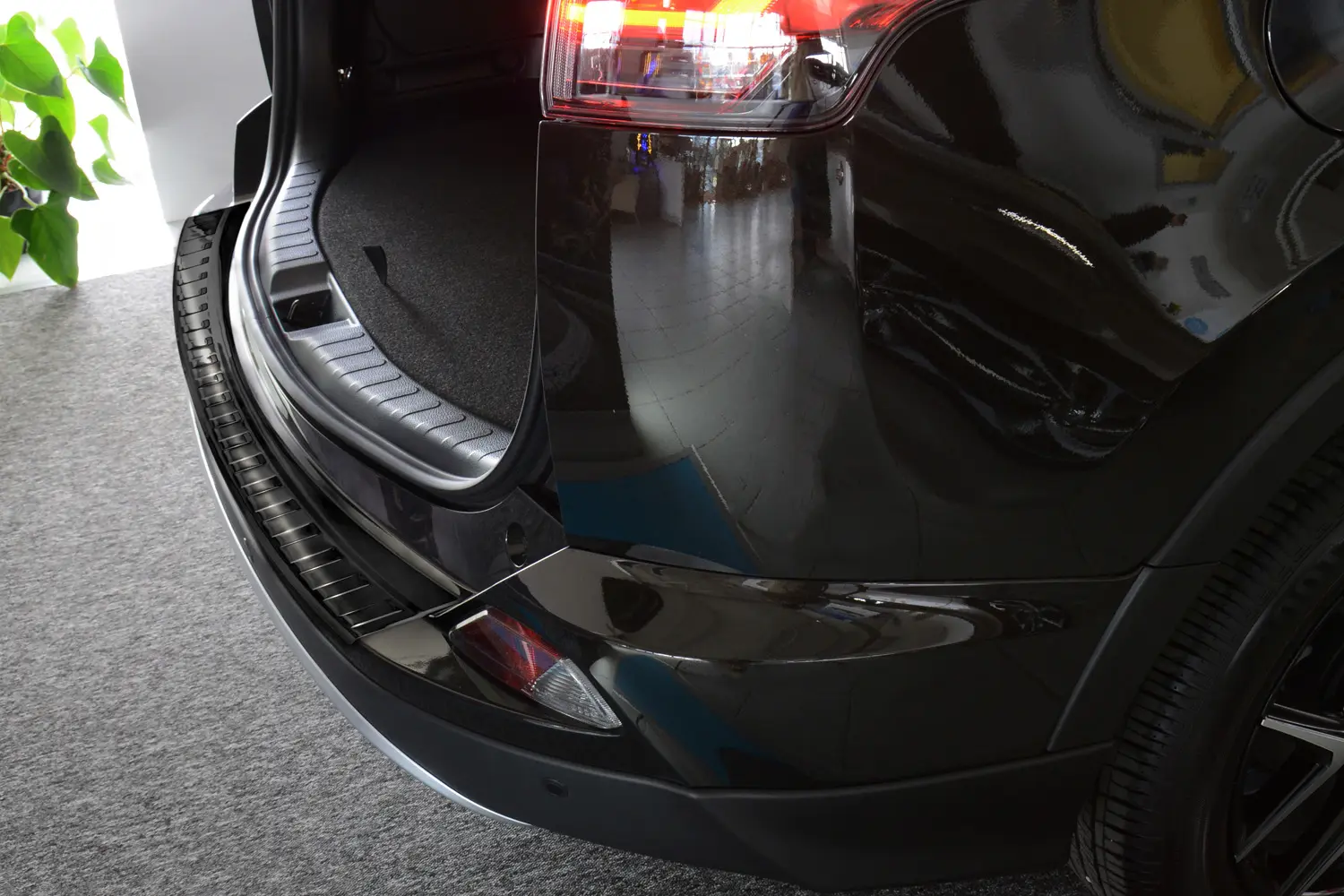 Bakfangerbeskytter  Toyota RAV4 IV Facelift 2015 - 2019 | Black Edition