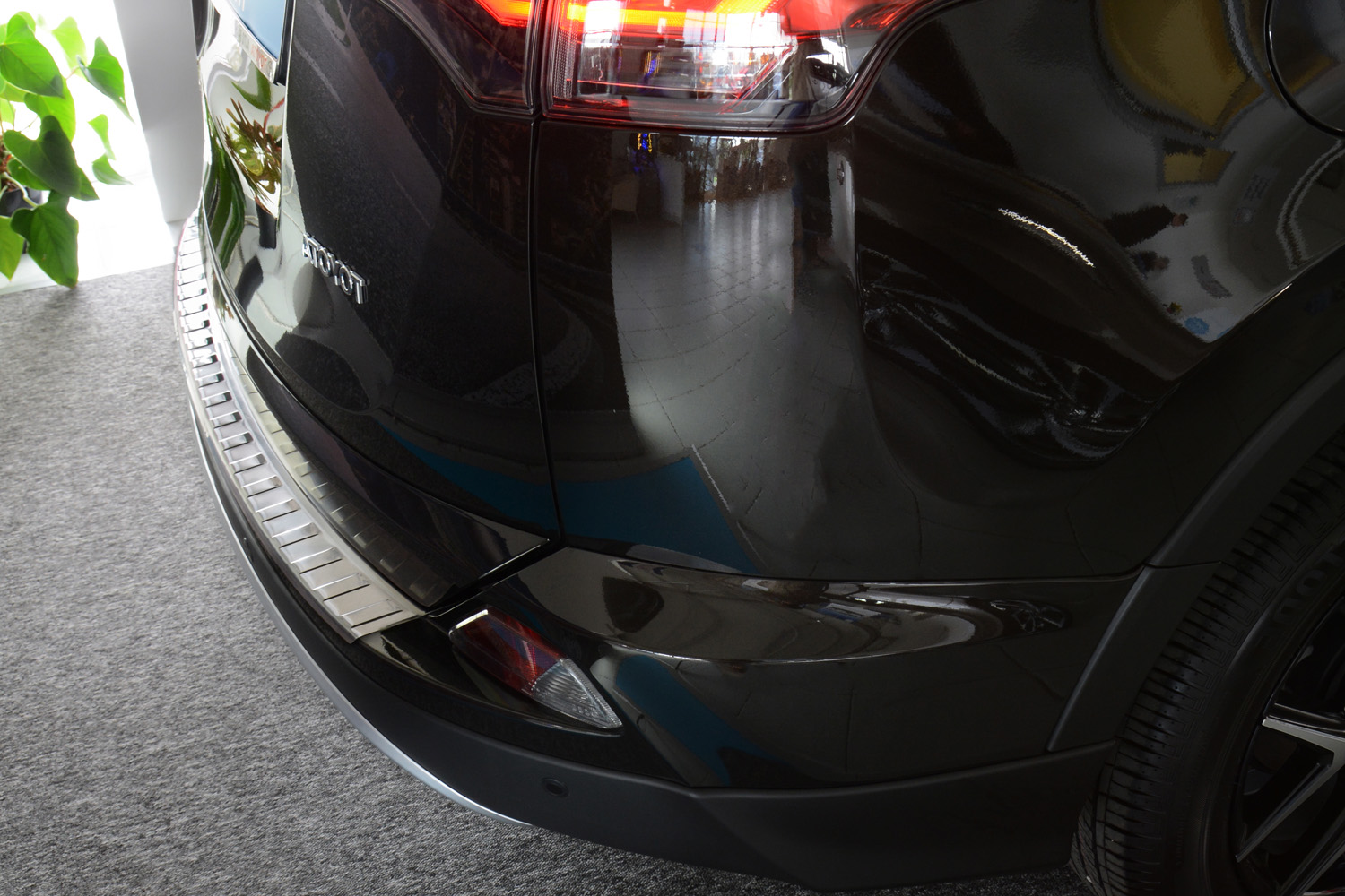 Bakfangerbeskytter  Toyota RAV4 IV Facelift 2015 - 2019 | Silver Edition – bilde 2