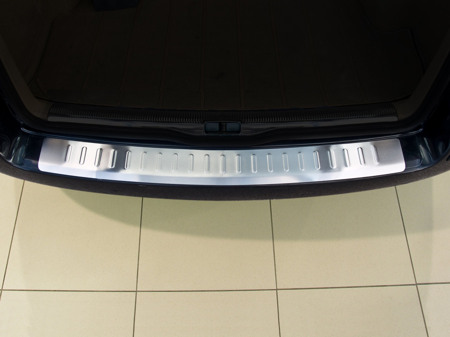 Bakfangerbeskytter Volkswagen Passat B5 Variant 2000-2005 Silver Edition – bilde 2