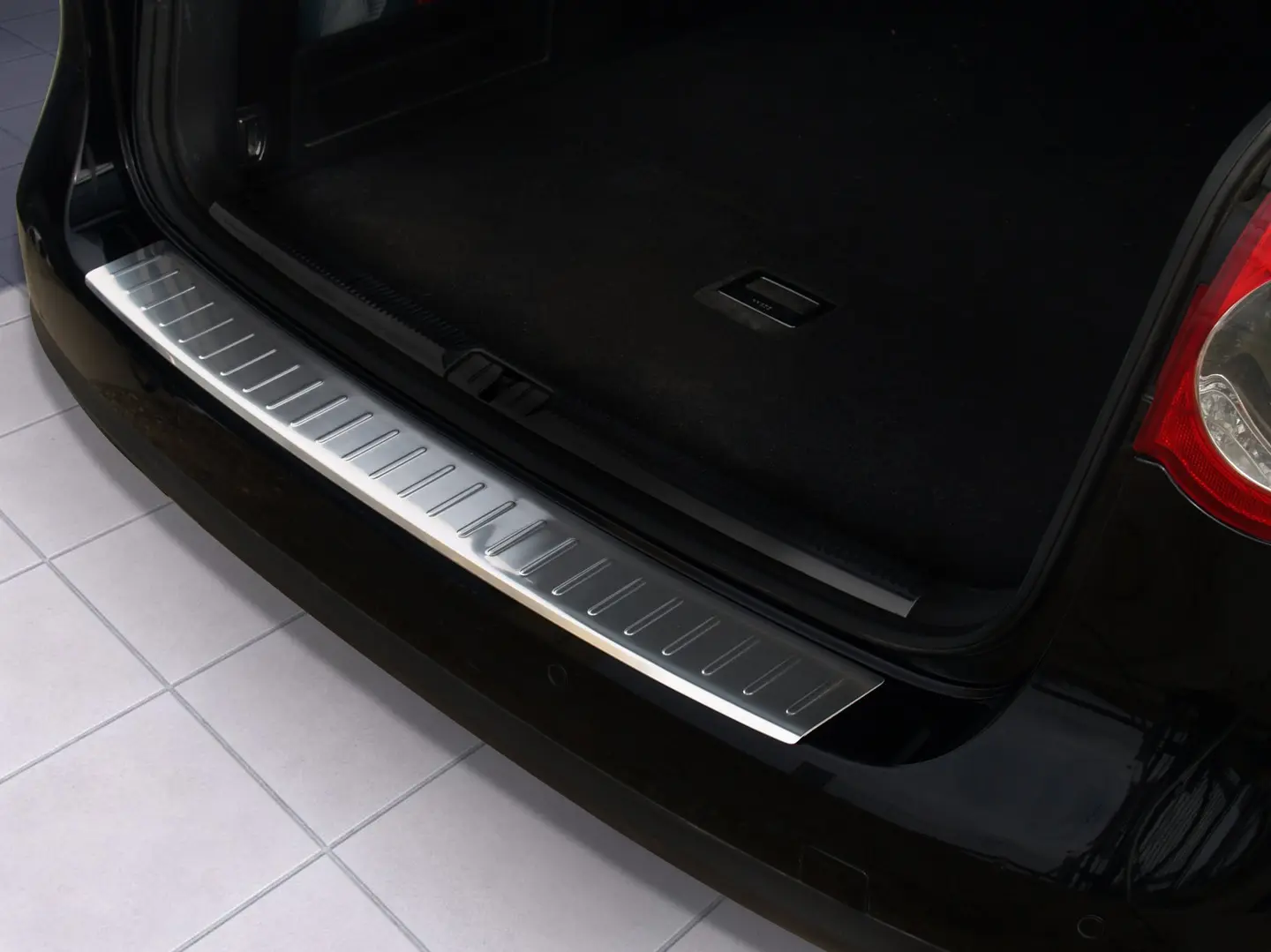 Bakfangerbeskytter Volkswagen Passat B6 Variant 2005-2011 Silver Edition