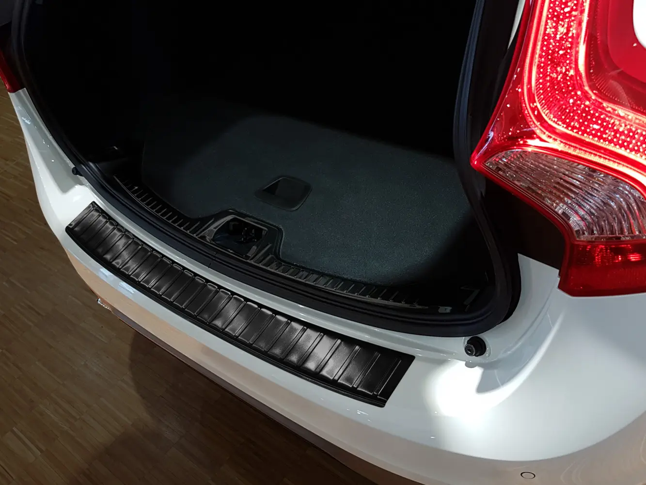 Bakfangerbeskytter Volvo V60 I 2010 - 2018 │ Black Edition – bilde 2