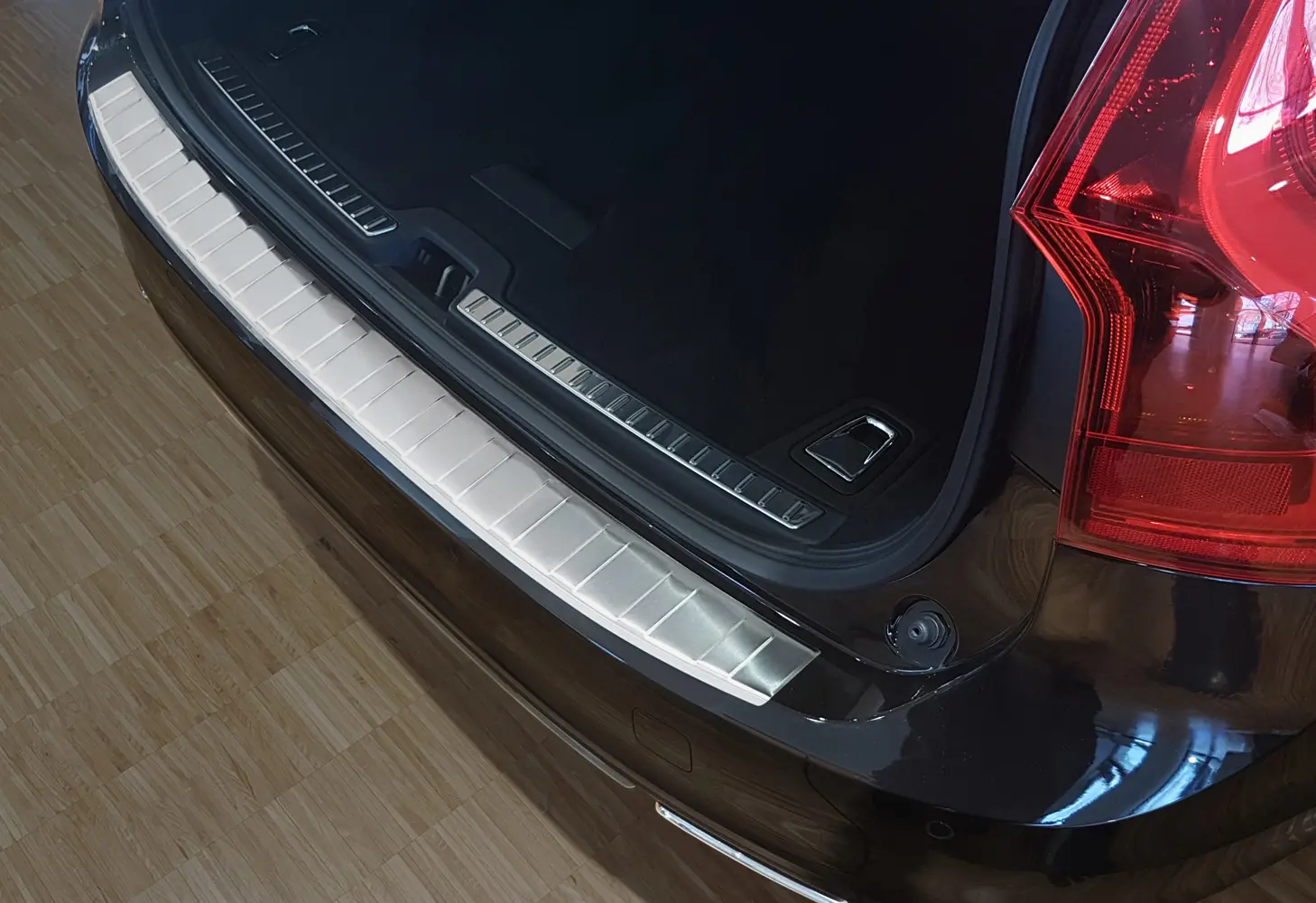 Bakfangerbeskytter Volvo V90 II 2016-> │ Silver Edition – bilde 3