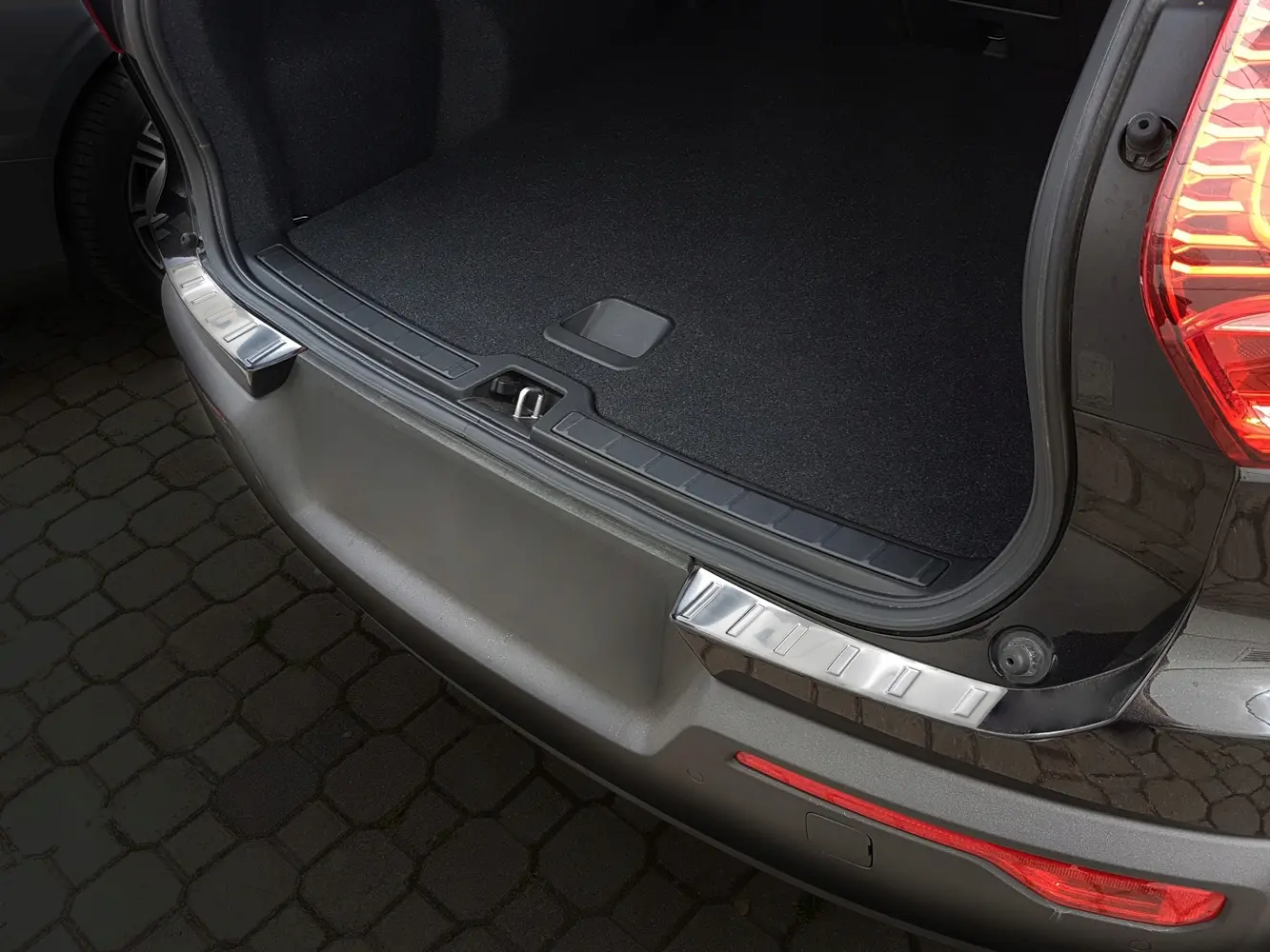 Bakfangerbeskytter Volvo XC40/EX40 2017 -> │ Chrome Edition