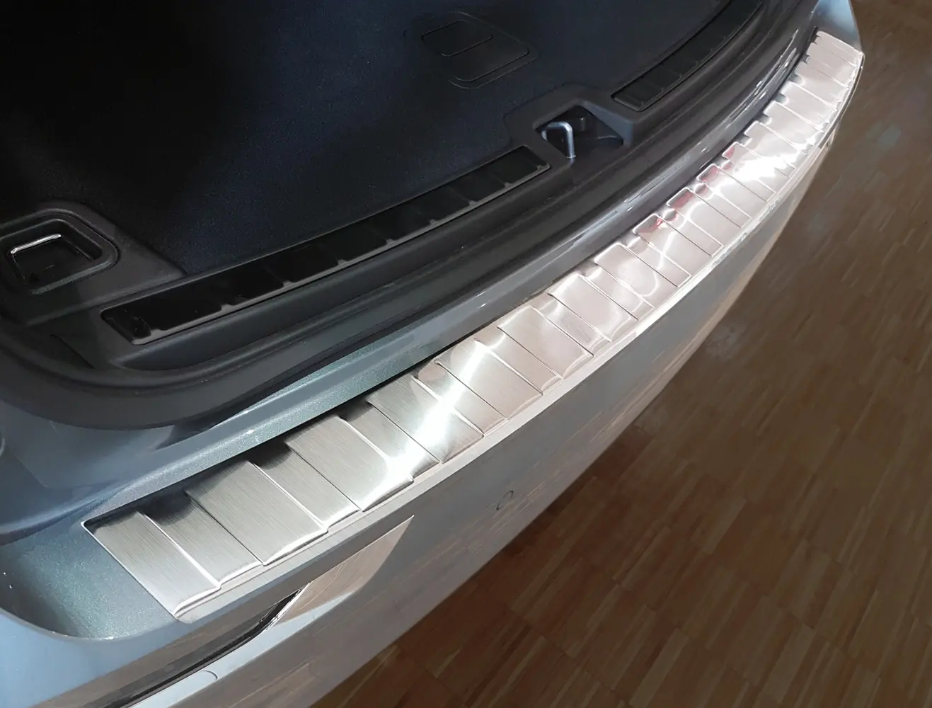 Bakfangerbeskytter Volvo XC60 II 2017 -> | Silver Edition – bilde 2