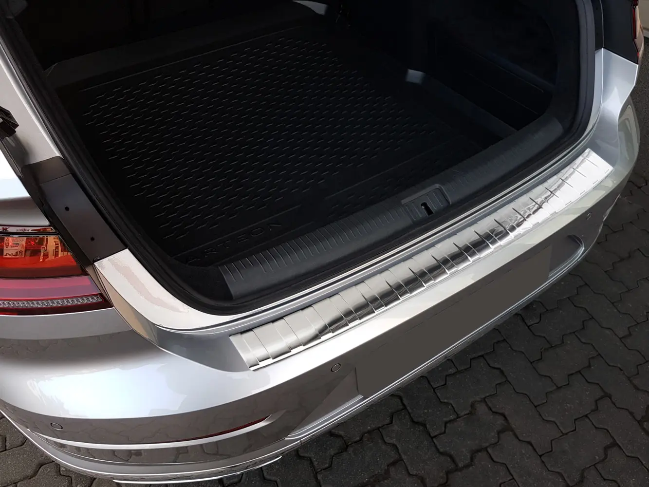 Bakfangerbeskytter VW Arteon 2017 - 2025 │ Silver Edition