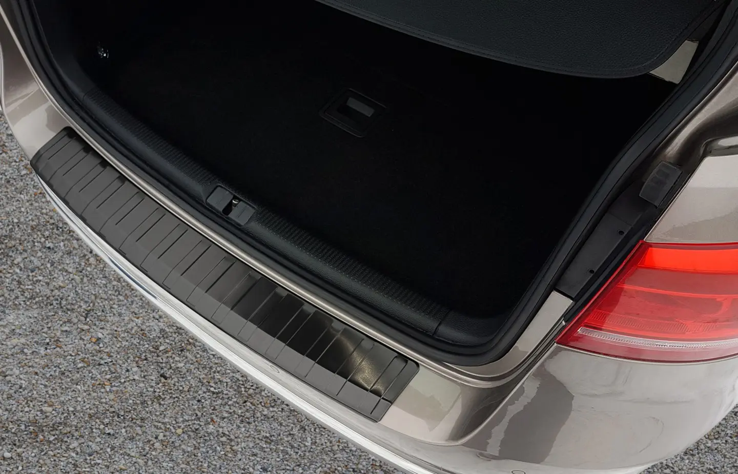 Bakfangerbeskytter VW Passat B7 Variant 2010 - 2014 │ Black  Edition