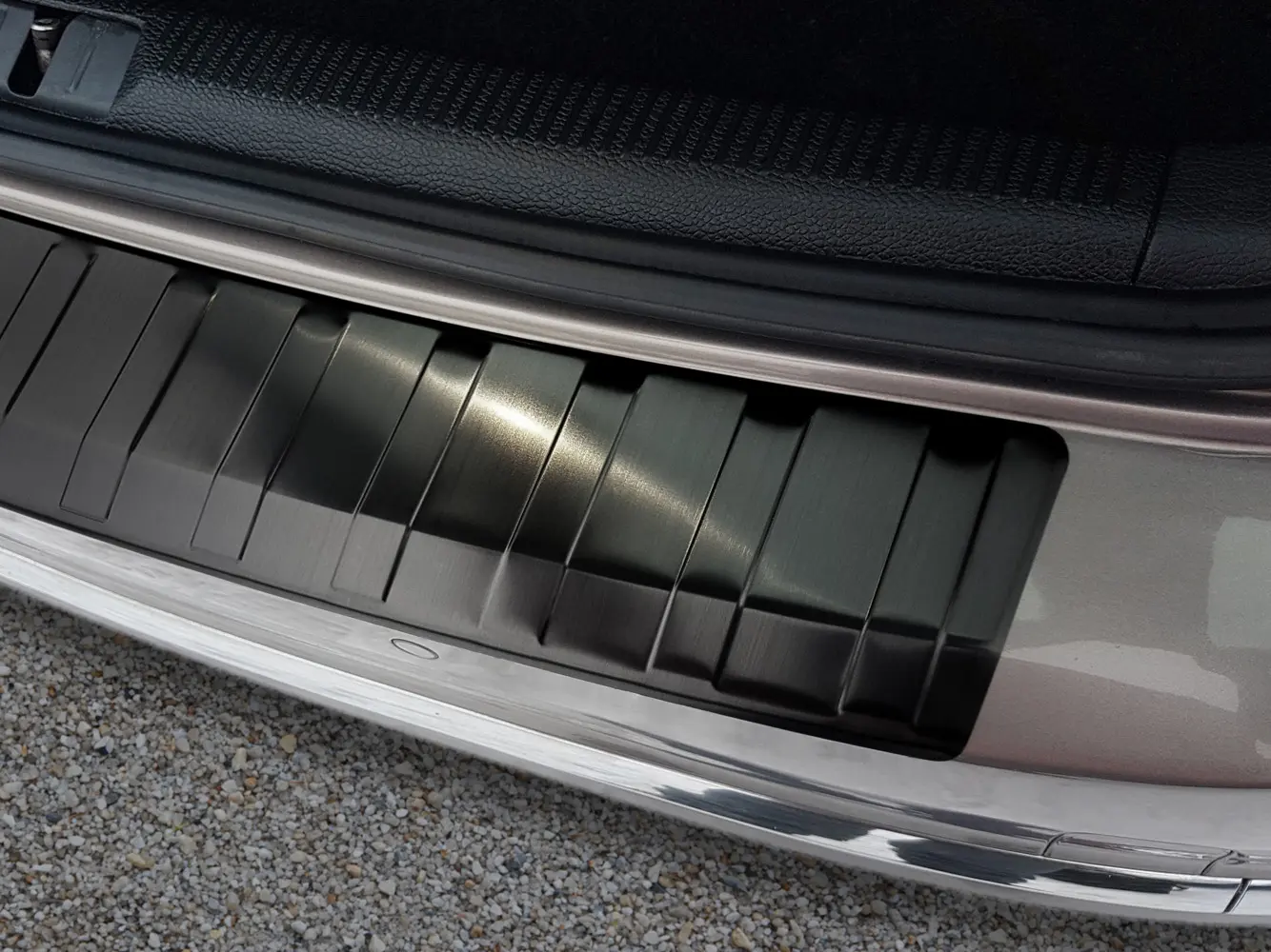 Bakfangerbeskytter VW Passat B7 Variant 2010 - 2014 │ Black  Edition – bilde 4