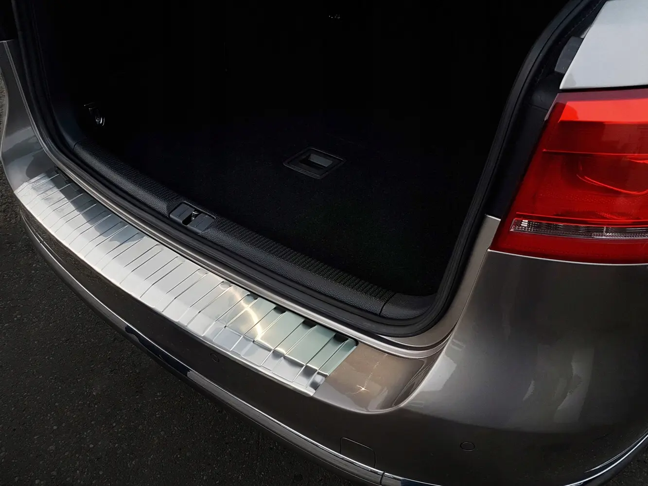 Bakfangerbeskytter VW Passat B7 Variant 2010 - 2014 │ Silver  Edition