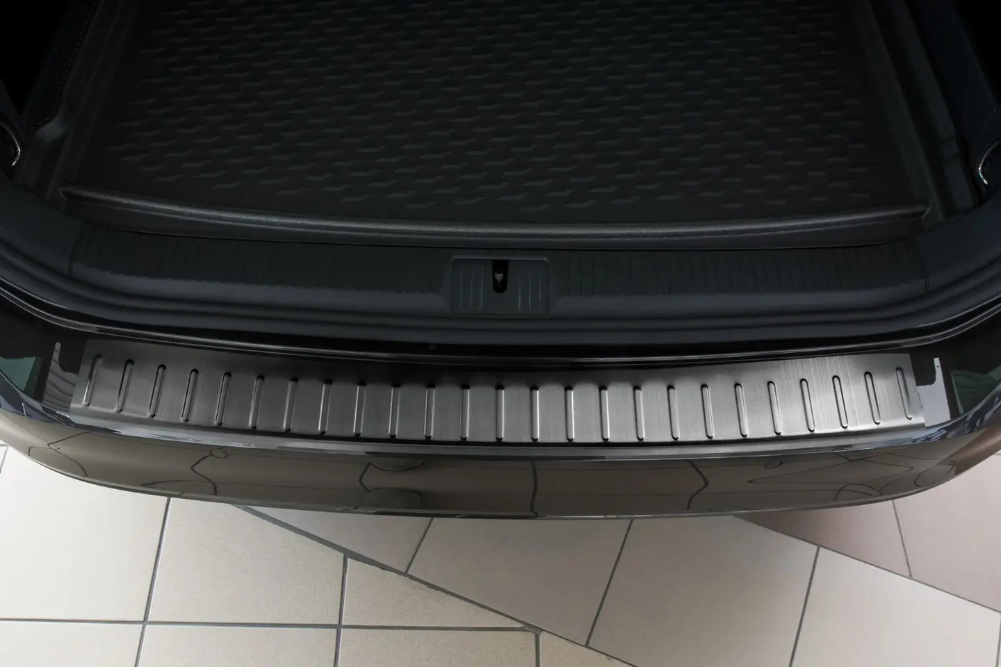 Bakfangerbeskytter VW Passat B8 Variant 2014 - 2023 │ Black Edition – bilde 2