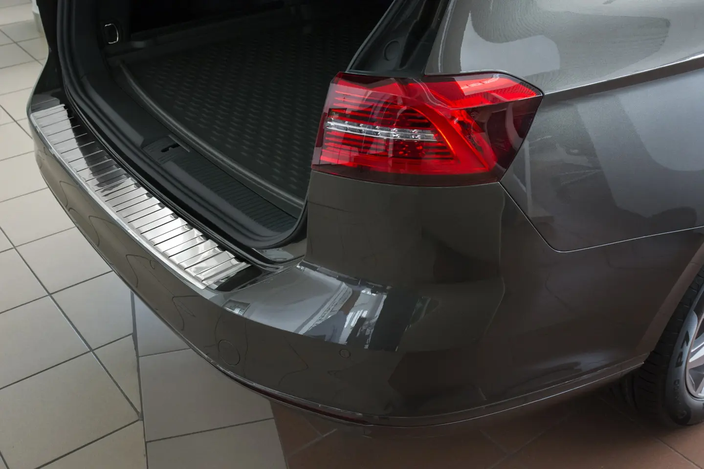 Bakfangerbeskytter VW Passat B8 Variant 2014 - 2023 │ Silver Edition – bilde 2