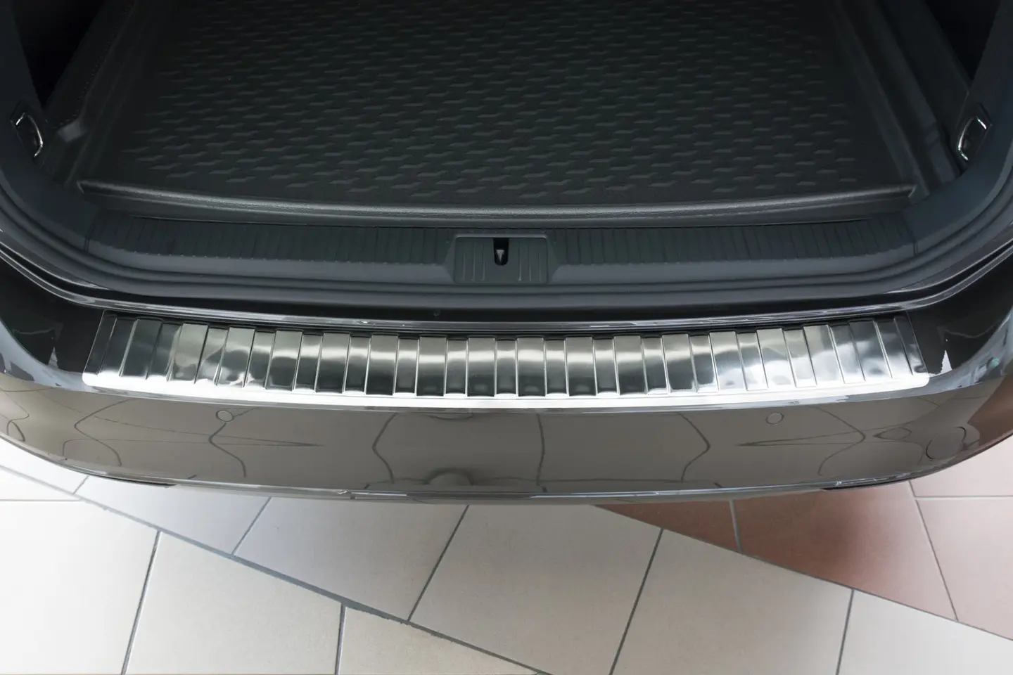 Bakfangerbeskytter VW Passat B8 Variant 2014 - 2023 │ Silver Edition – bilde 3