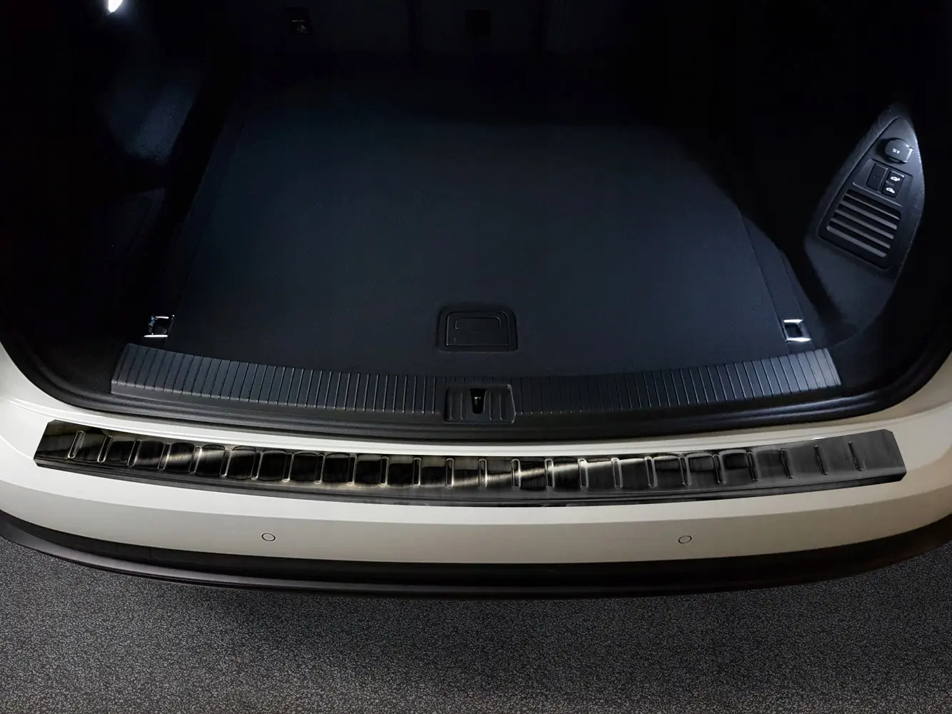 Bakfangerbeskytter VW Touareg CR 2018 -> │ Black Edition