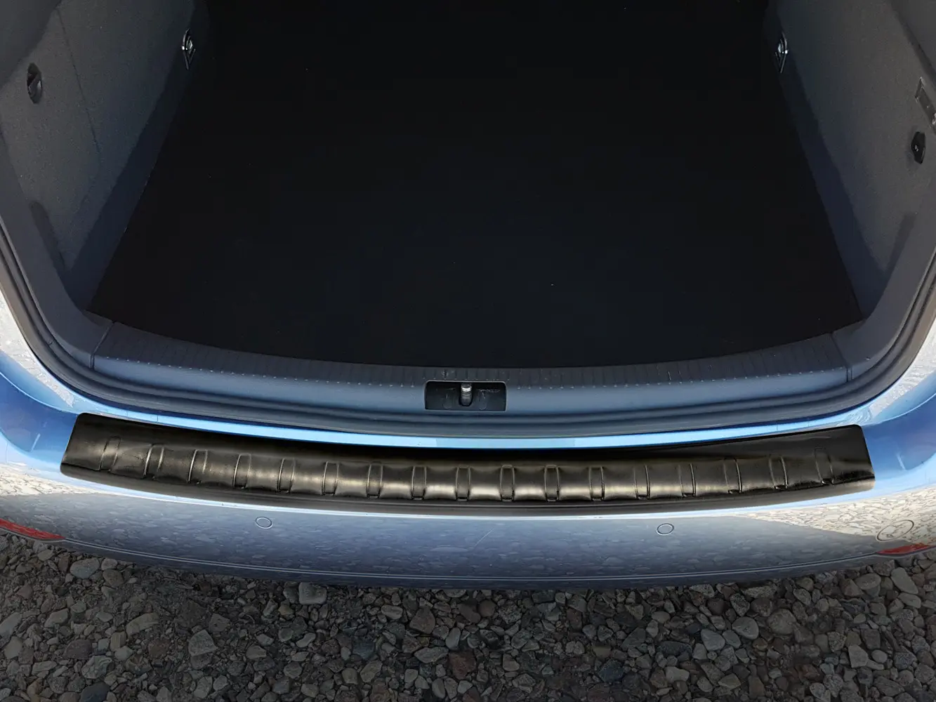 Bakfangerbeskytter VW Touran II 2010 - 2015 │ Black Edition
