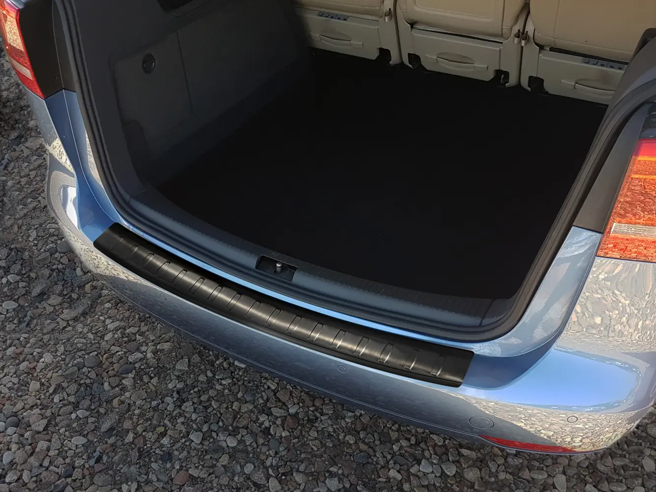 Bakfangerbeskytter VW Touran II 2010 - 2015 │ Black Edition – bilde 3
