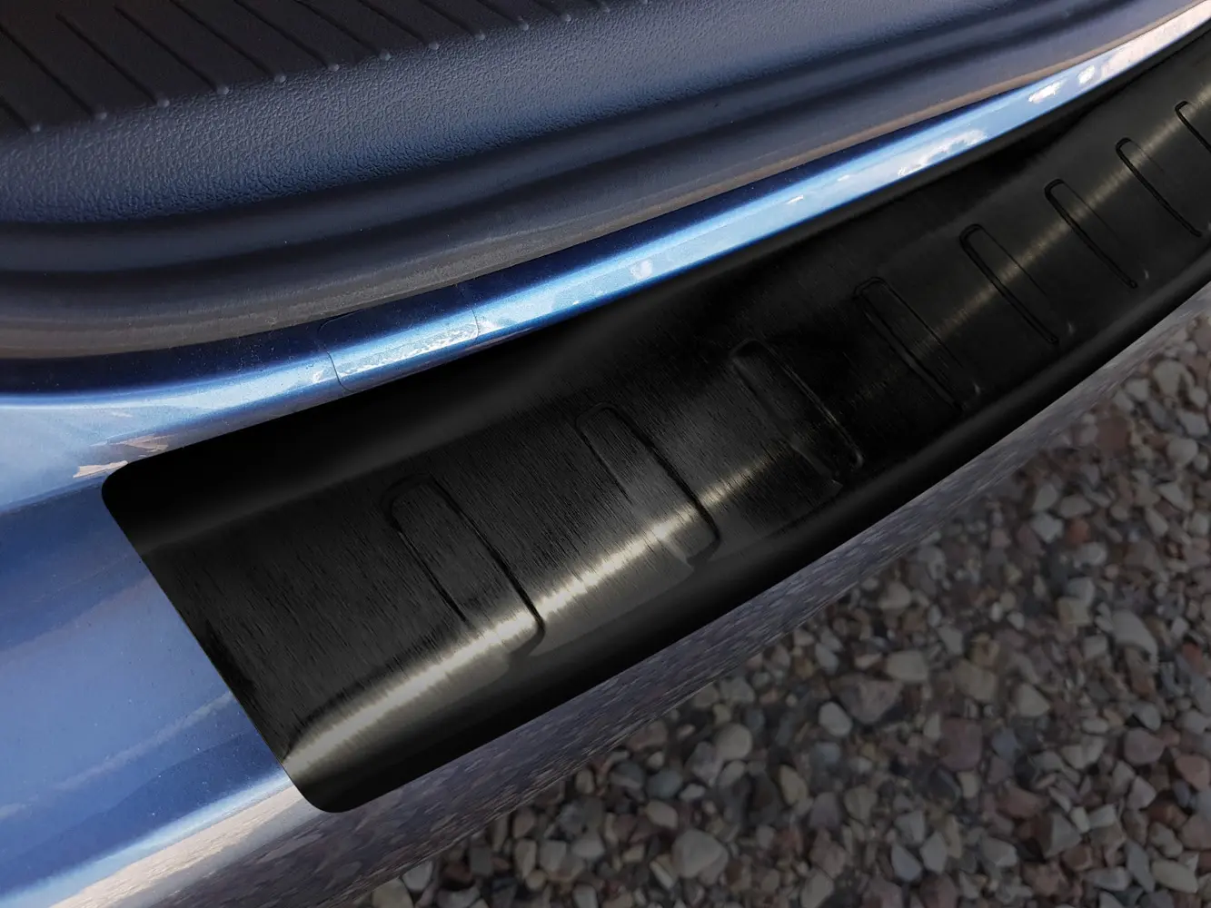 Bakfangerbeskytter VW Touran II 2010 - 2015 │ Black Edition – bilde 4