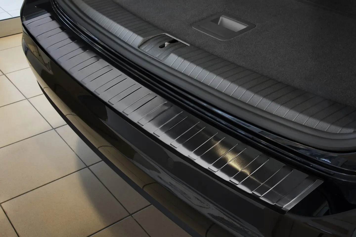 Bakfangerbeskytter VW Touran II 2015 -> │ Black Edition – bilde 2
