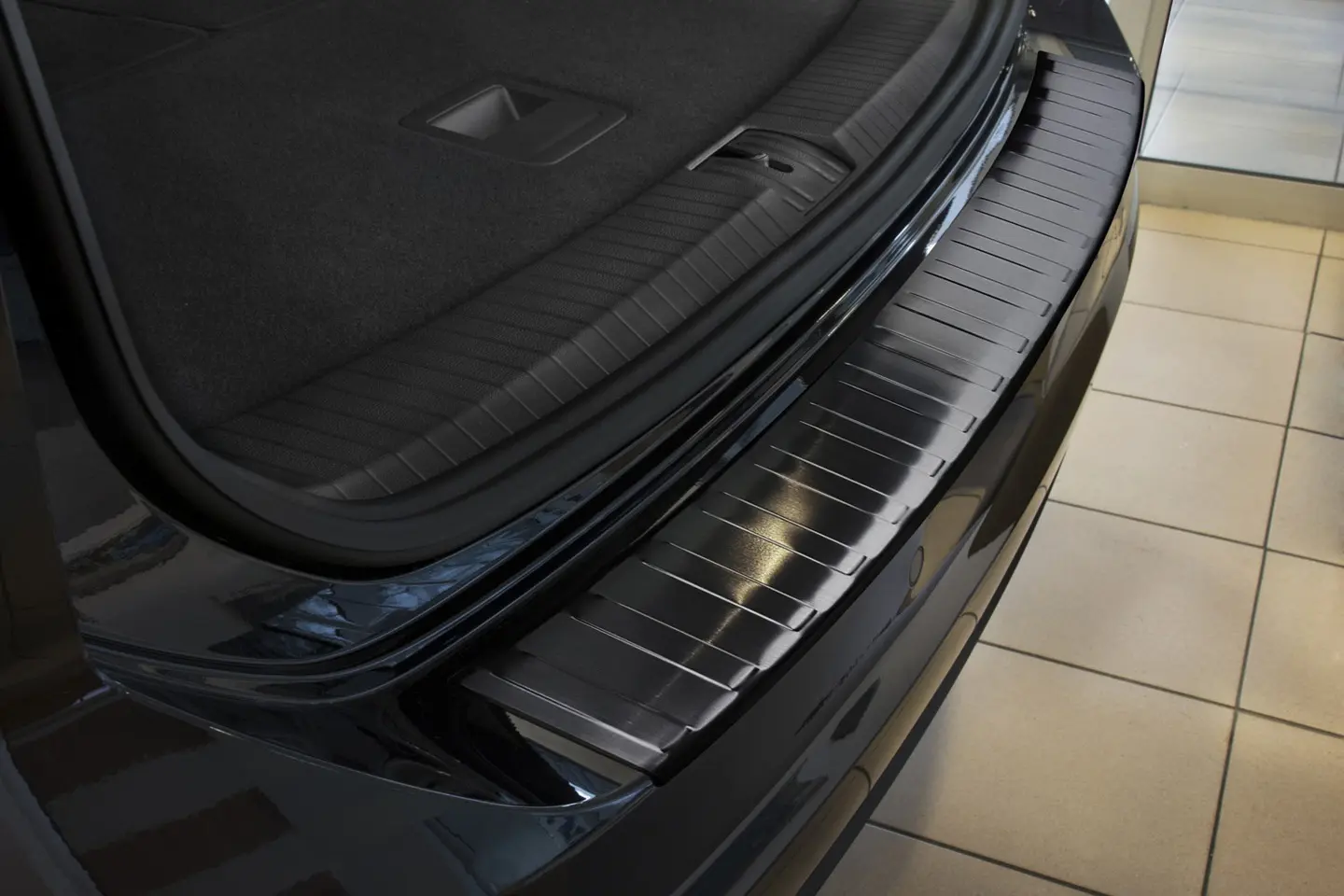 Bakfangerbeskytter VW Touran II 2015 -> │ Black Edition – bilde 3