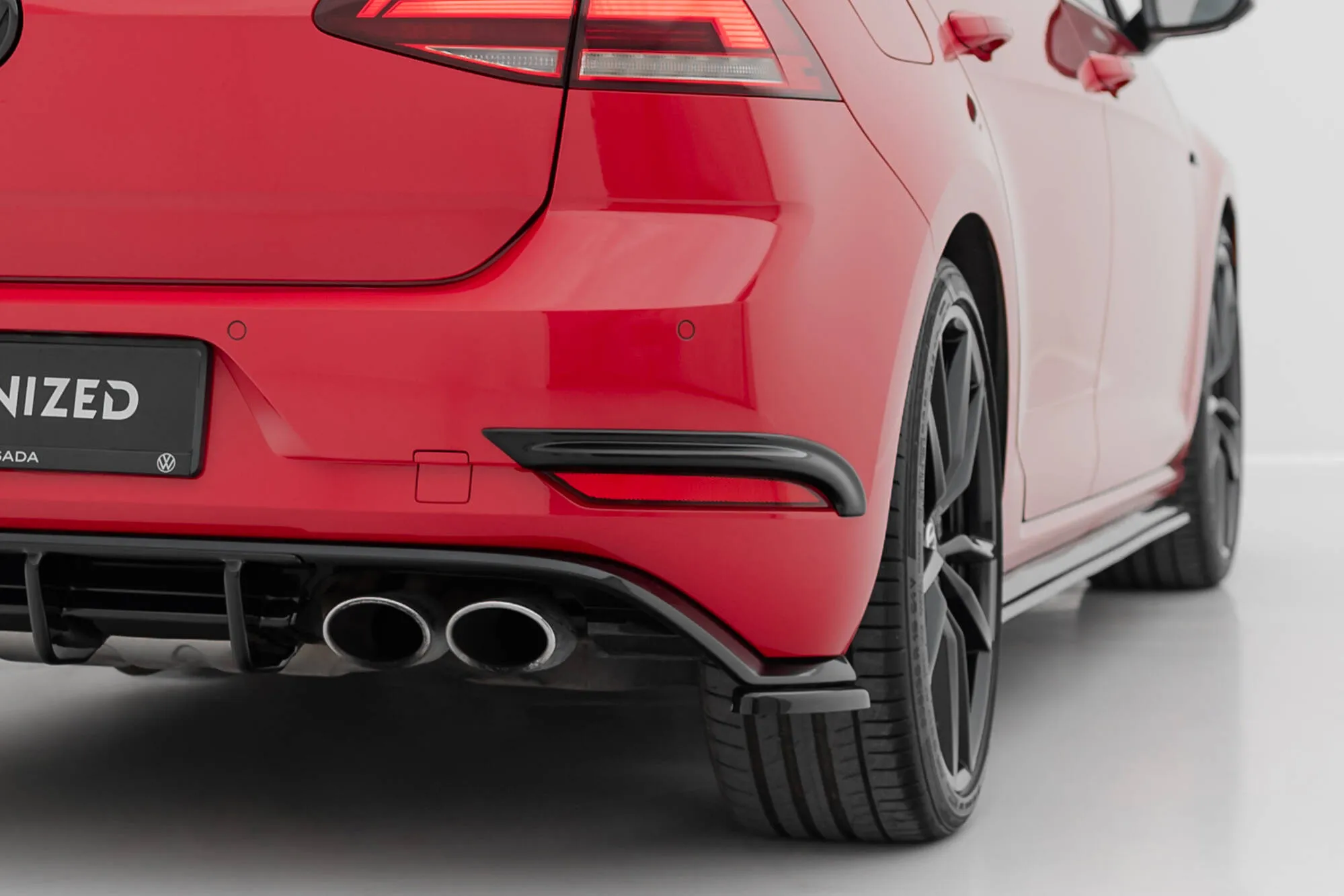 Bakre lysrammer VW Golf VII R / R-Line Facelift 2017-2020 | Glossy Black Edition