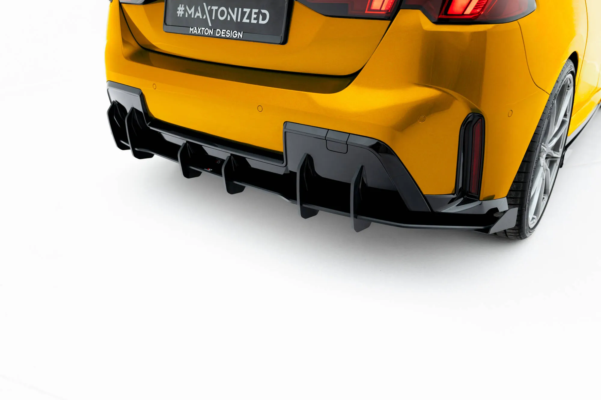 Baksplitter-flopper BMW M135i (F70) 2024 -> | Glossy Black Edition – bilde 2
