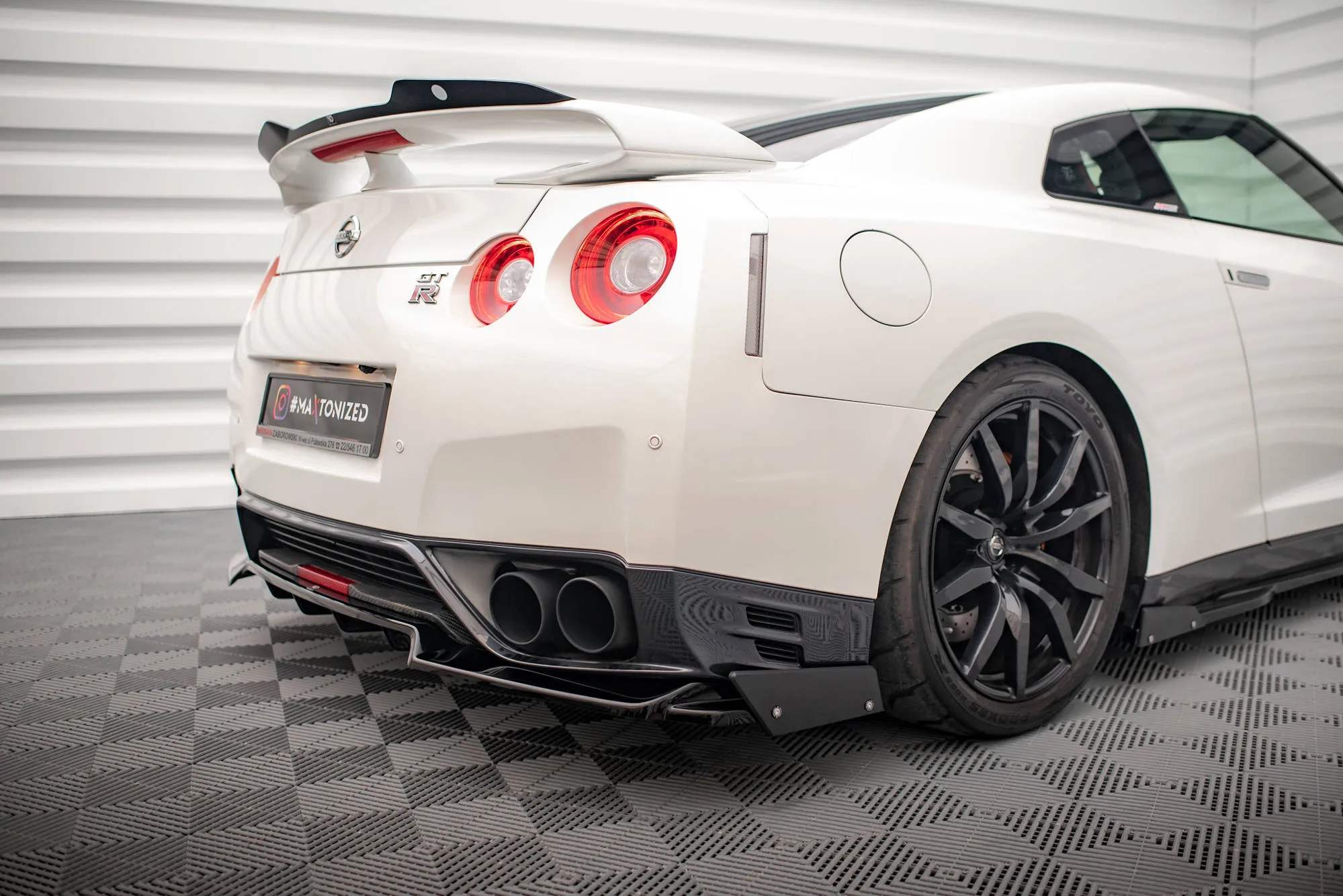 Baksplitter + Flopper Nissan Gtr R35 2011-2016 facelift | Glossy Black Edition – bilde 3