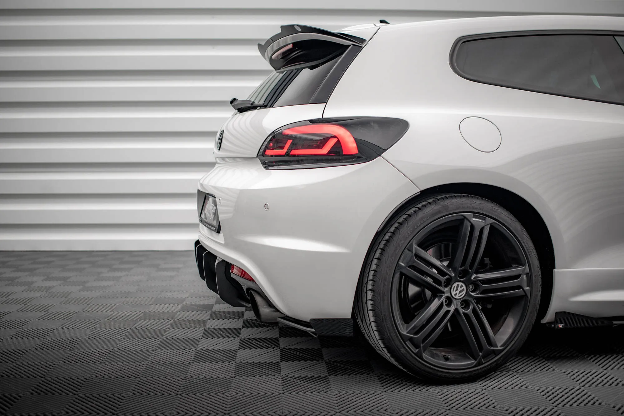 Baksplitter-flopper VW Scirocco R mk3 2008 - 2014 | Glossy Black Edition