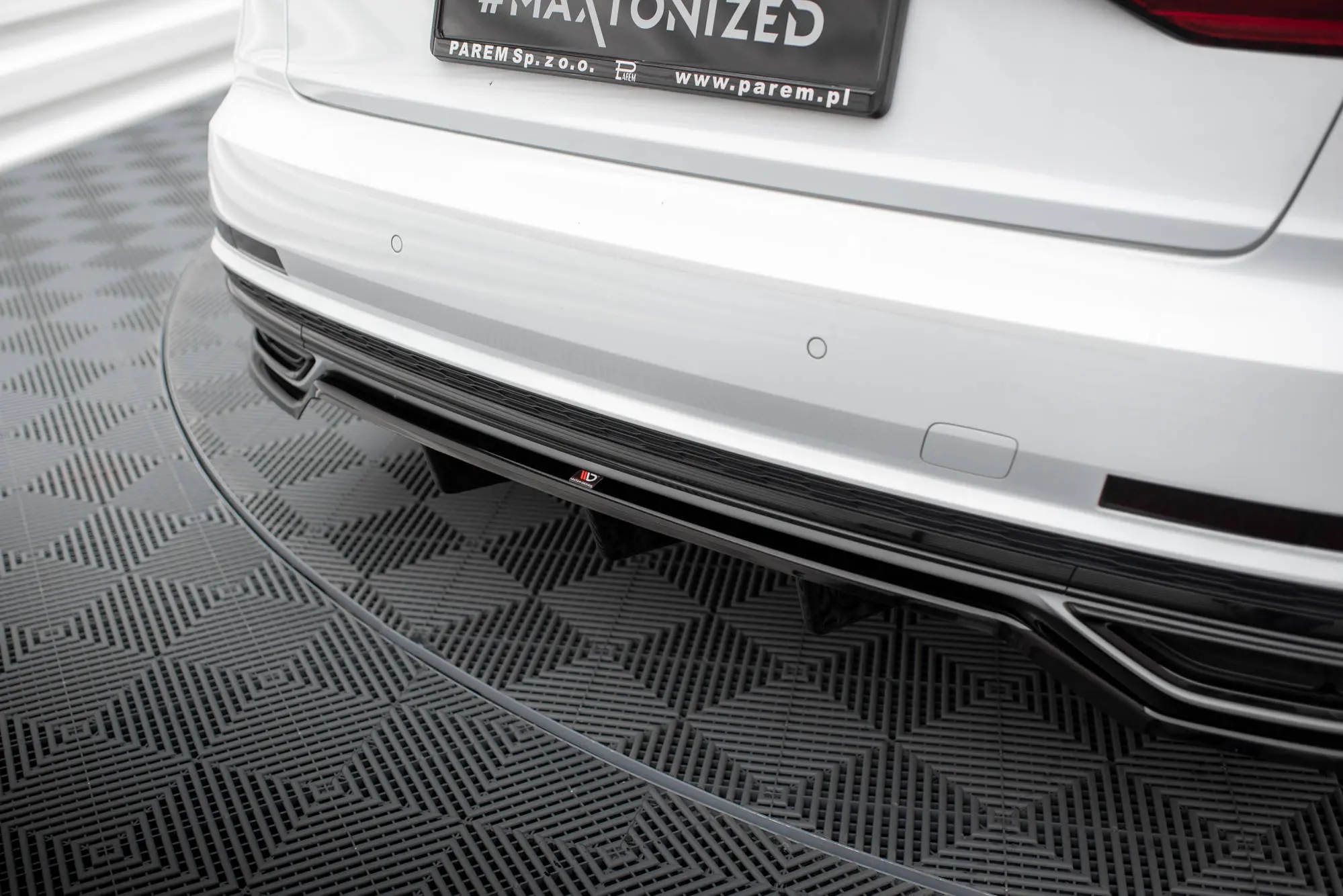 Baksplitter med diffuser Audi A8 D5 S-Line 2017 - 2021 | Glossy Black Edition