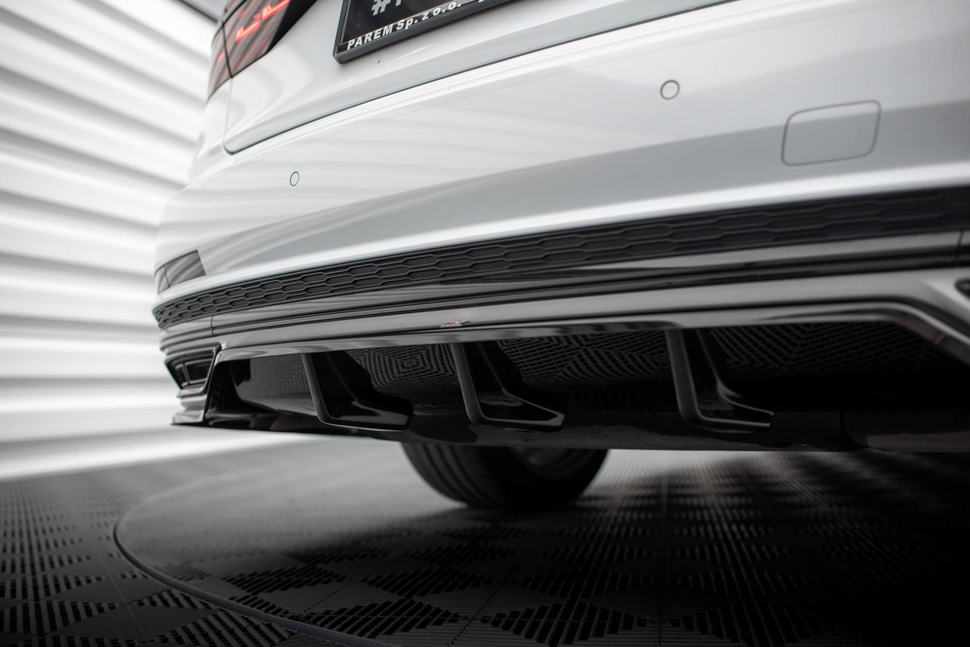 Baksplitter med diffuser Audi A8 D5 S-Line 2017 - 2021 | Glossy Black Edition – bilde 4