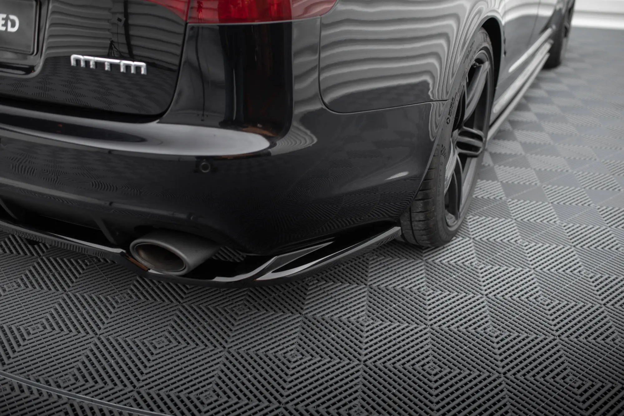 Baksplitter med diffuser Audi RS6 (C6) Avant 2007 - 2010 | Glossy Black Edition