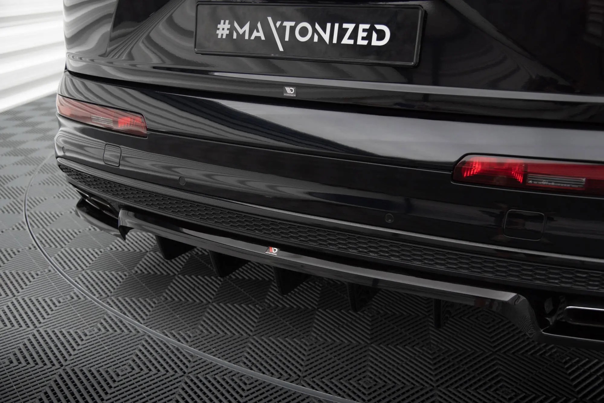 Baksplitter med diffuser Audi SQ7 mk2 2016 - 2019 | Glossy Black Edition