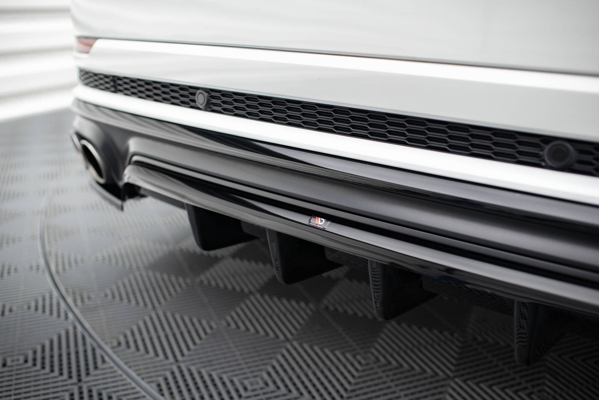 Baksplitter med diffuser Audi SQ8 I 2019 - 2023 | Glossy Black Edition – bilde 3