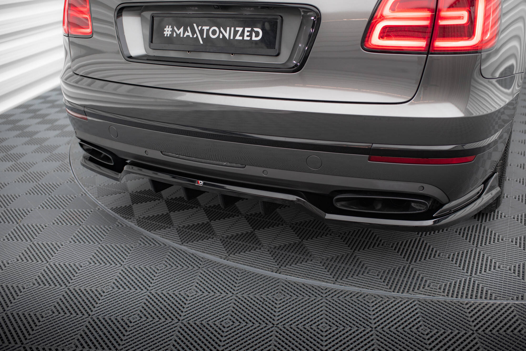 Baksplitter med diffuser Bentley Bentayga I 2015 - 2020  | Glossy Black Edition – bilde 2