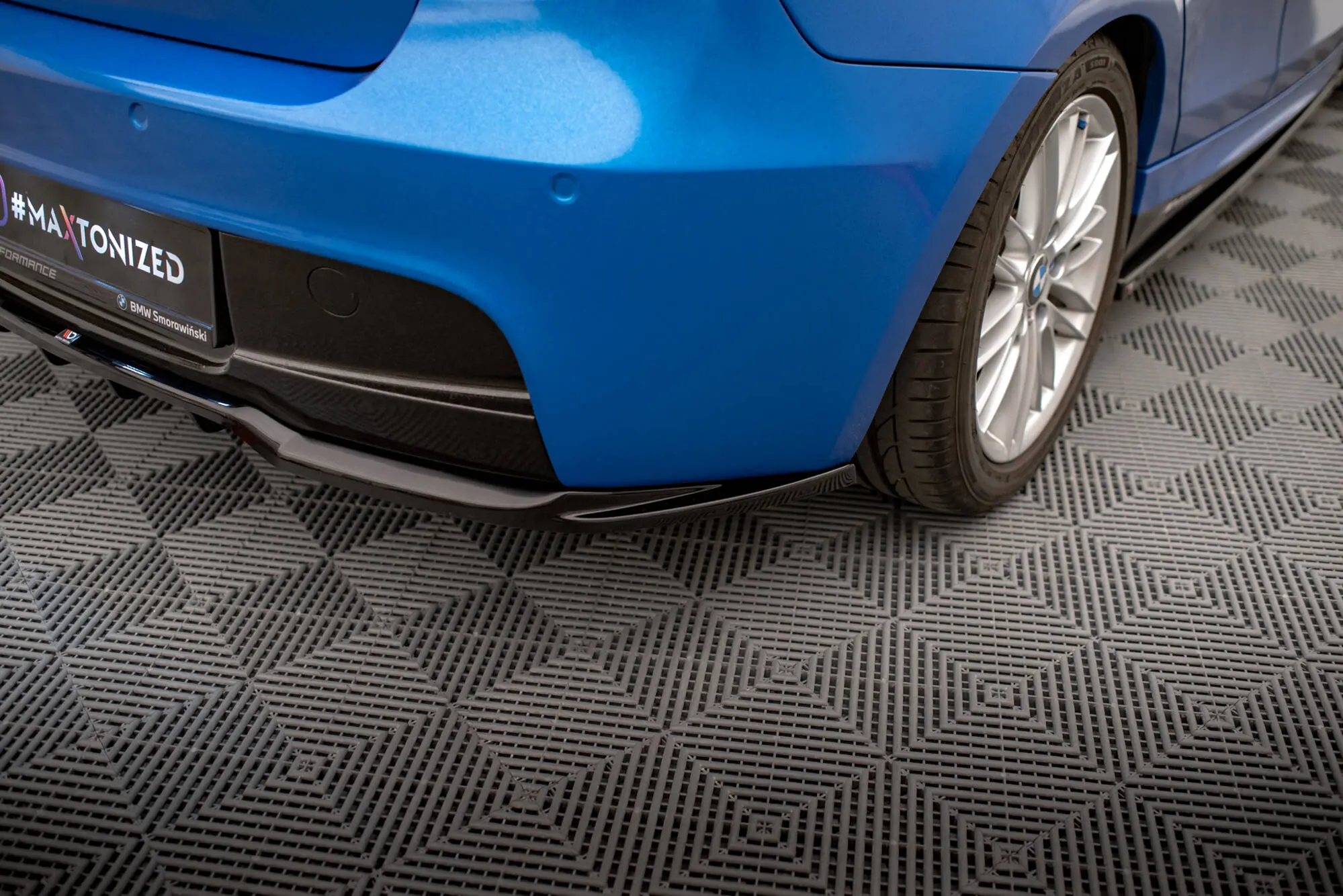 Baksplitter med diffuser BMW 1 (E87) M-Pakke facelift 2007 - 2011 | Glossy Black Edition