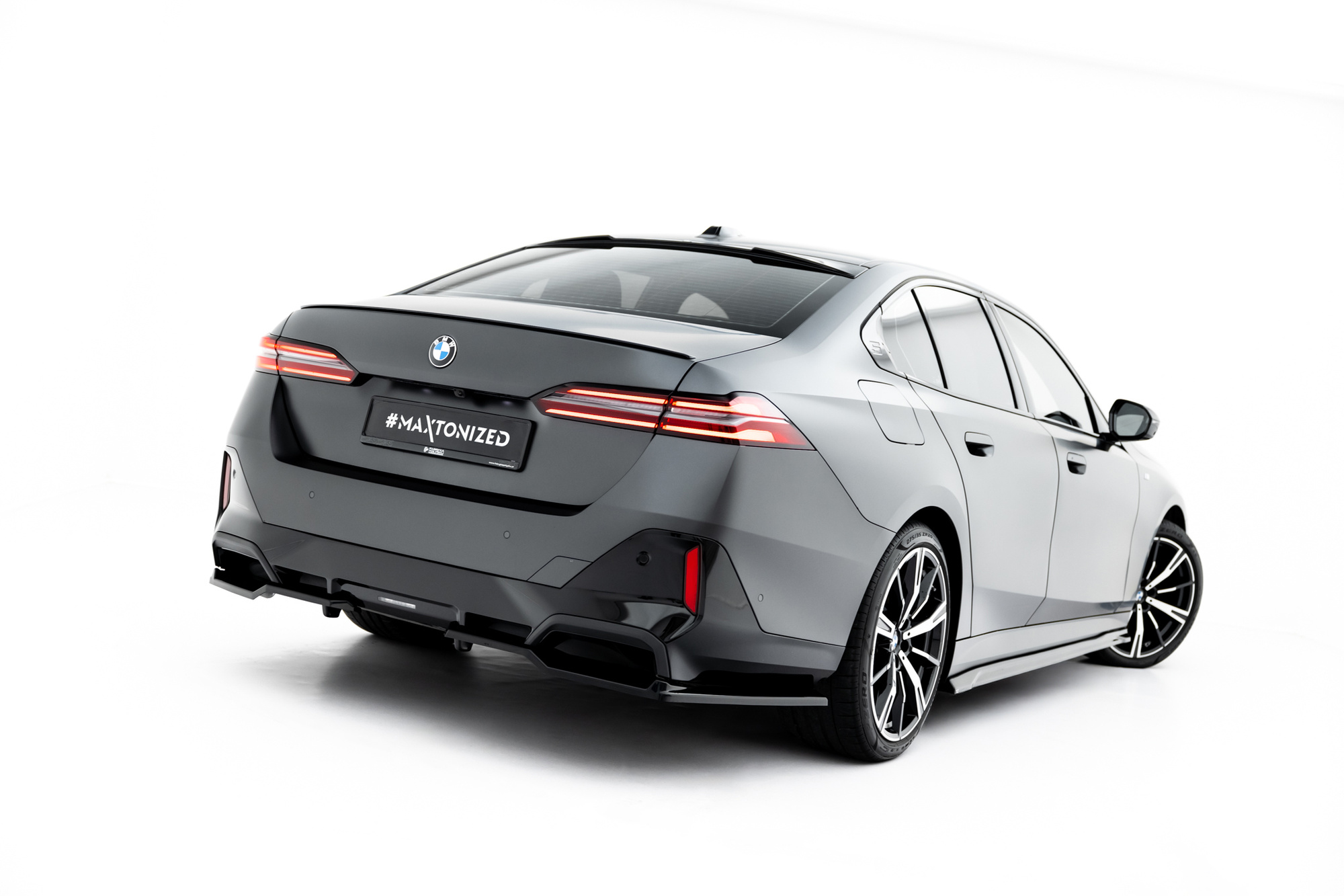 Baksplitter med diffuser BMW (5/i5) M-Pack (G60/G61) 2023 ->   | Glossy Black Edition V2 – bilde 2