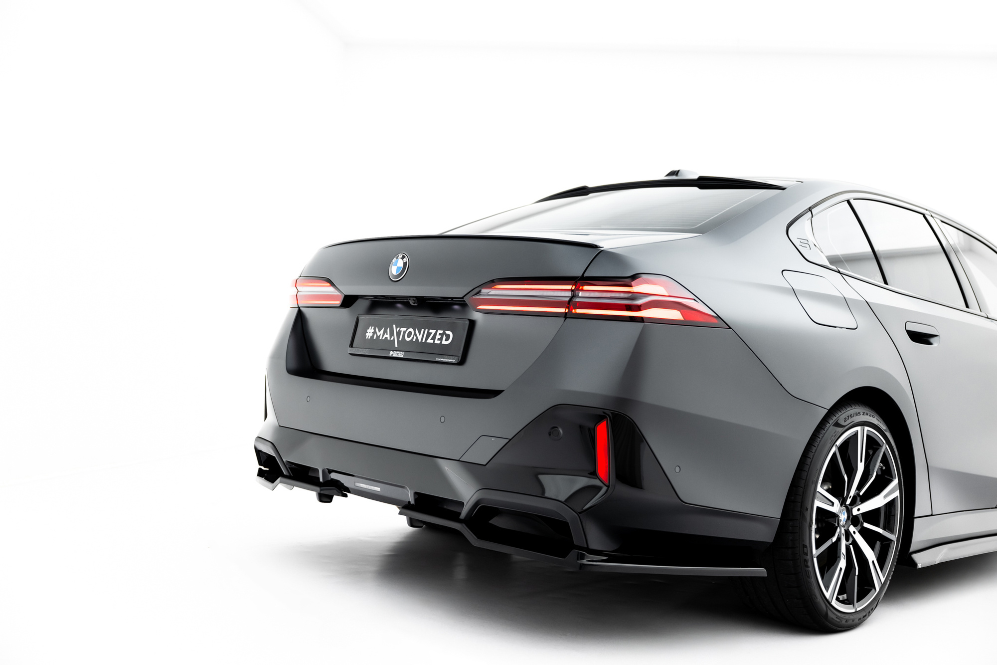 Baksplitter med diffuser BMW (5/i5) M-Pack (G60/G61) 2023 ->   | Glossy Black Edition V2 – bilde 3