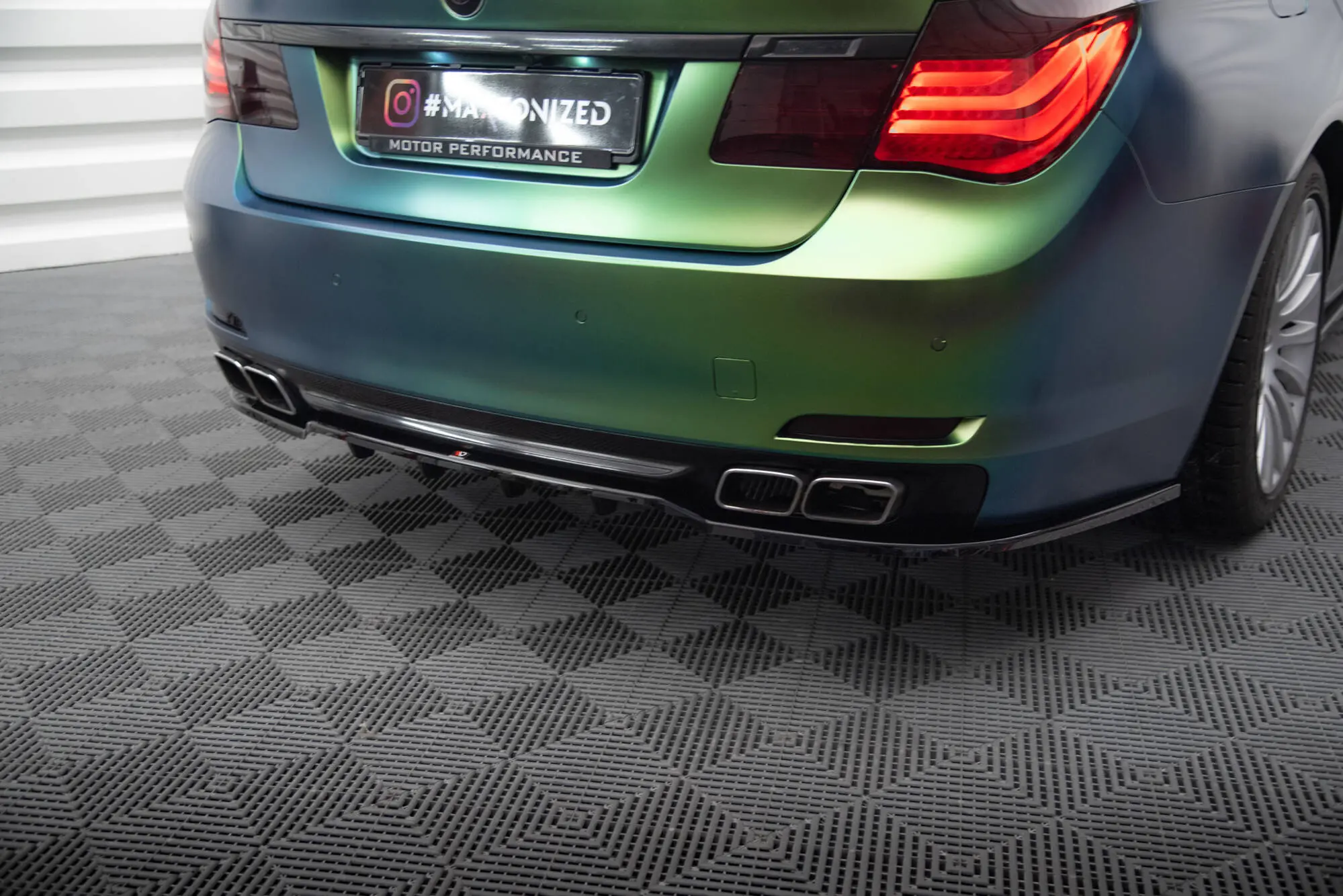 Baksplitter med diffuser BMW 7 (F01) 2008 - 2013 | Glossy Black Edition