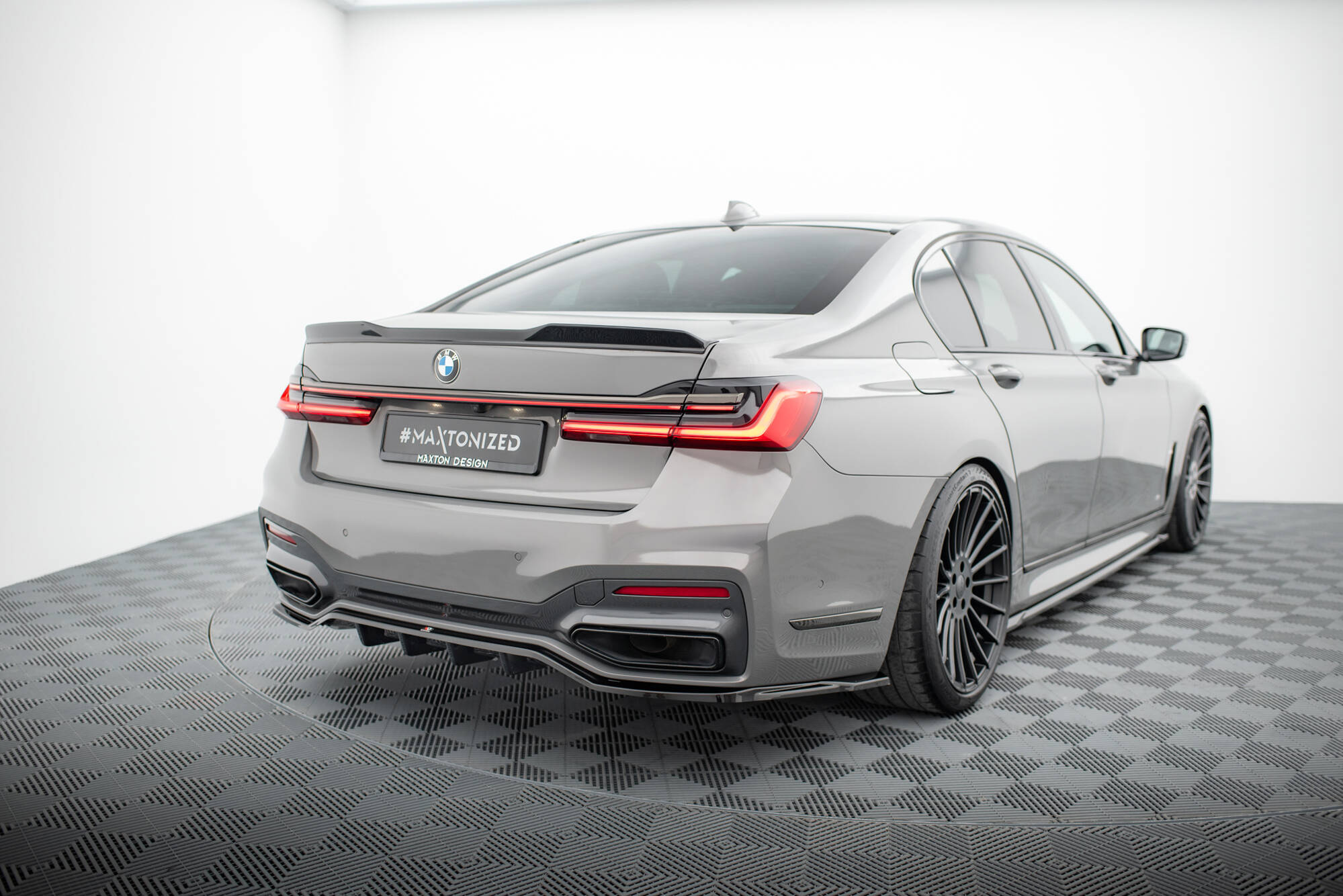 Baksplitter med diffuser BMW 7 (G11/G12) M-Pack Facelift 2019 - 2022  | Glossy Black Edition V2