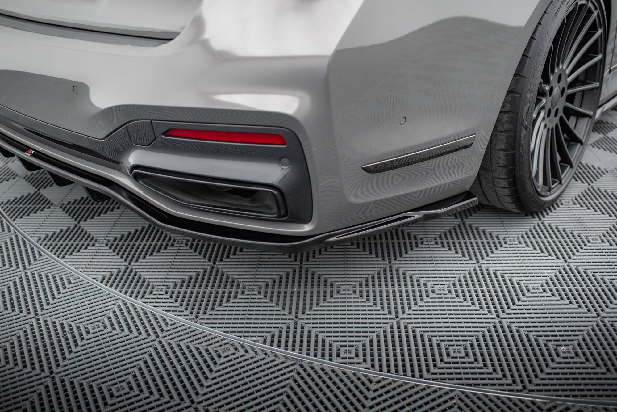 Baksplitter med diffuser BMW 7 (G11/G12) M-Pack Facelift 2019 - 2022  | Glossy Black Edition V2 – bilde 3