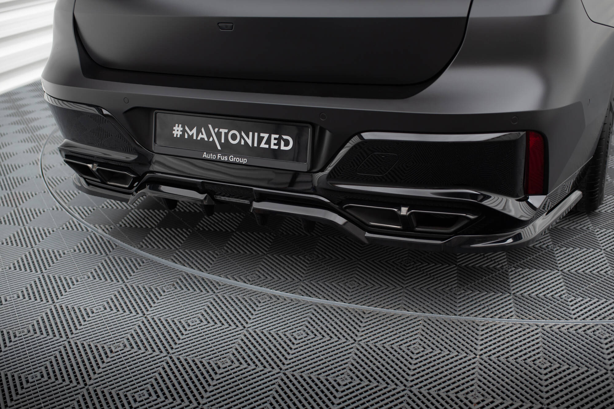 Baksplitter med diffuser BMW 7 (G70) 2022 -> | Glossy Black Edition – bilde 2