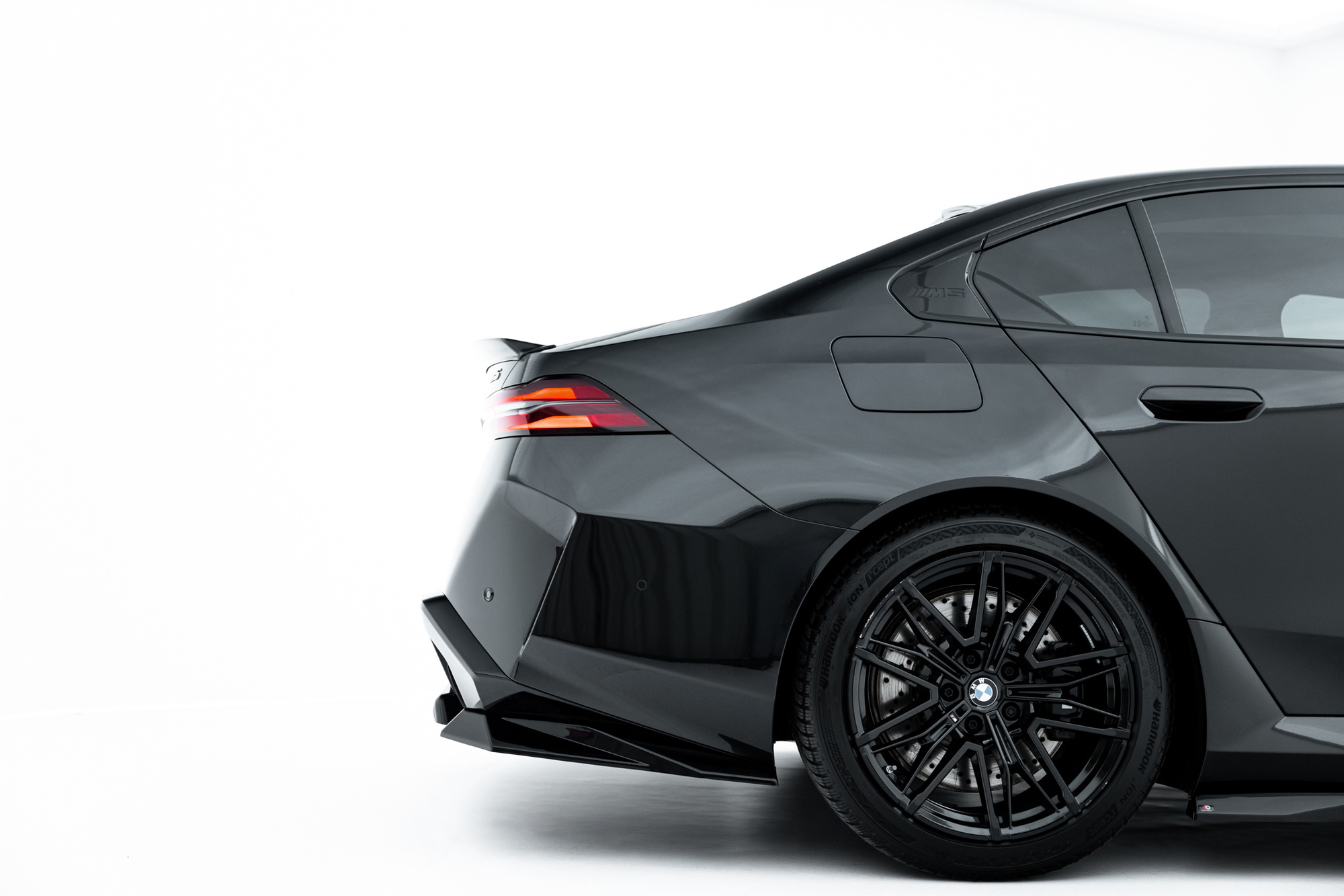 Baksplitter med diffuser BMW M5 (G90) 2024 ->  | Glossy Black Edition – bilde 3
