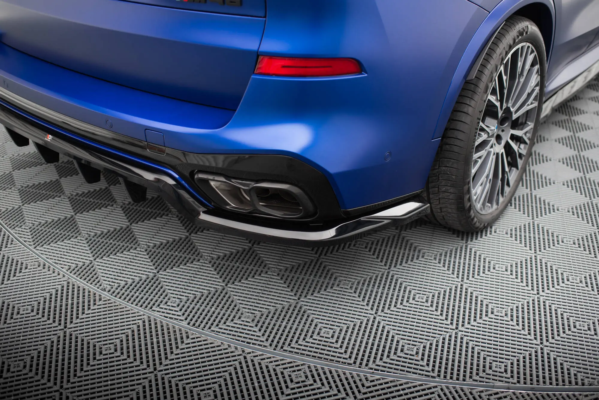 Baksplitter med diffuser BMW X5 (G05) M-Pakke Facelift 2023 - > | V.1 Glossy Black Edition – bilde 4