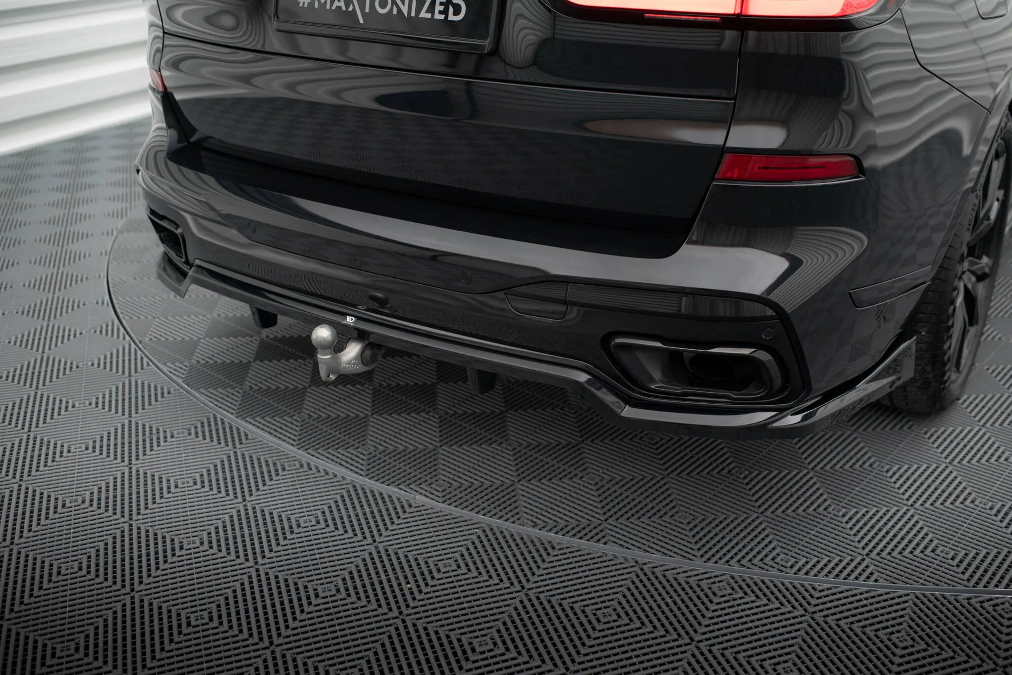 Baksplitter med diffuser BMW X7 (G07) M-Pack  LCI 2022 -> | Glossy Black Edition